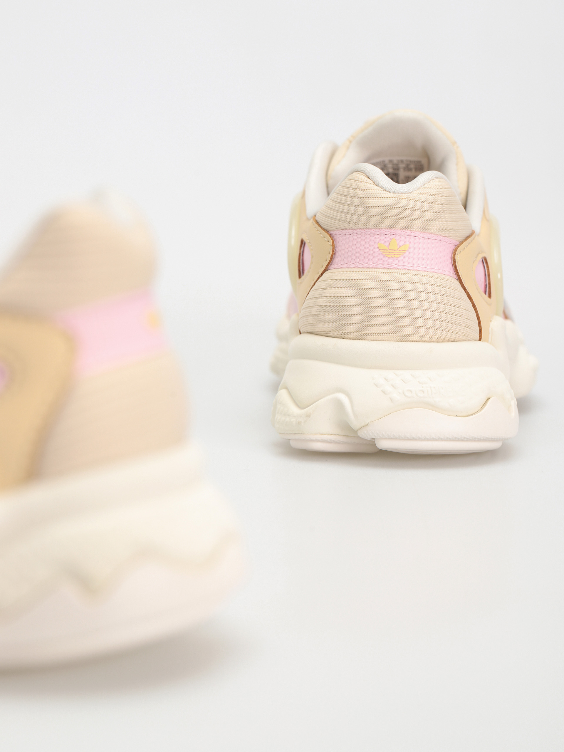 Buty adidas Originals Oztral Wmn (owhite/aciora/sanstr)