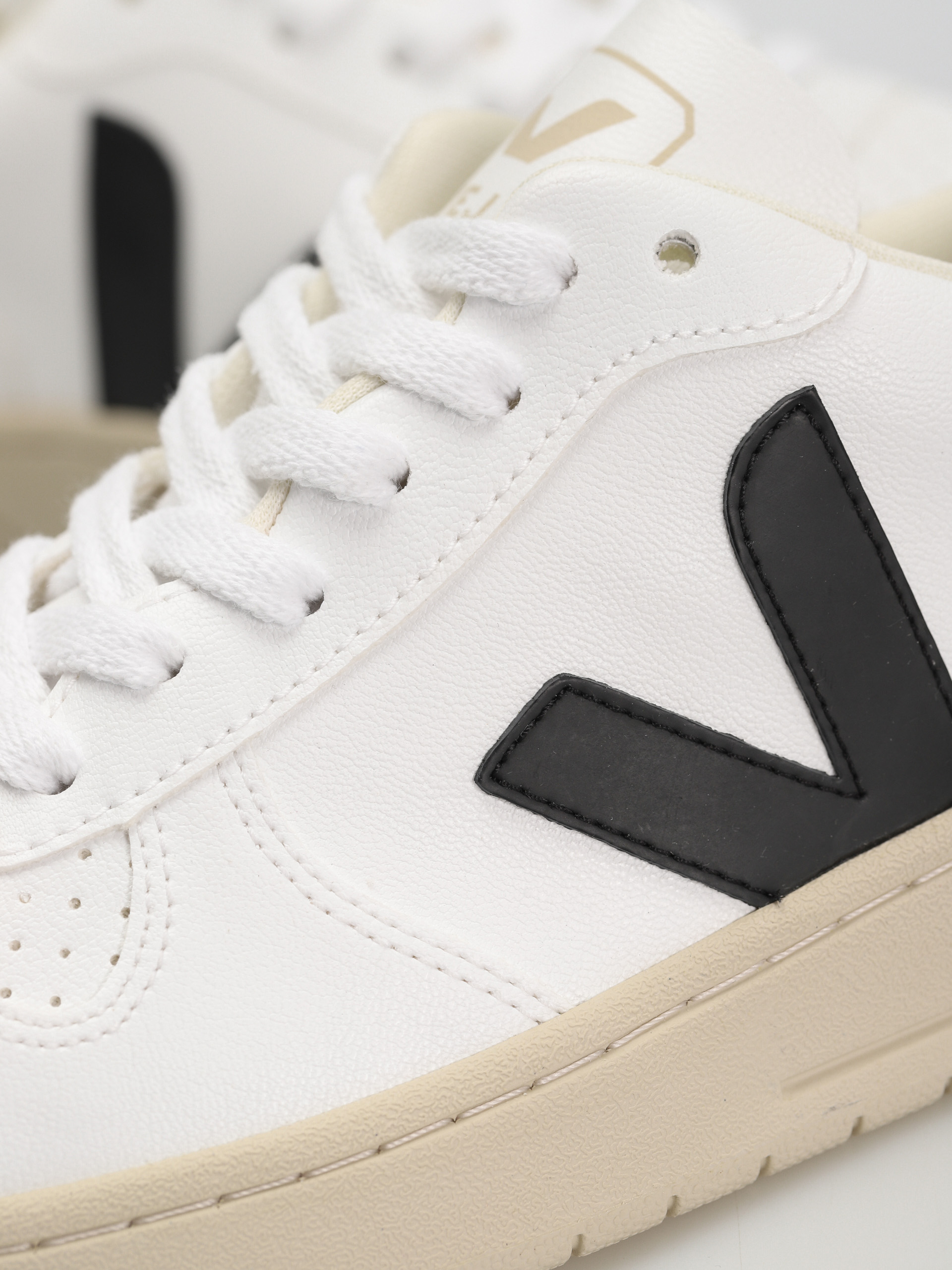 Buty Veja V-10 Wmn (white black)