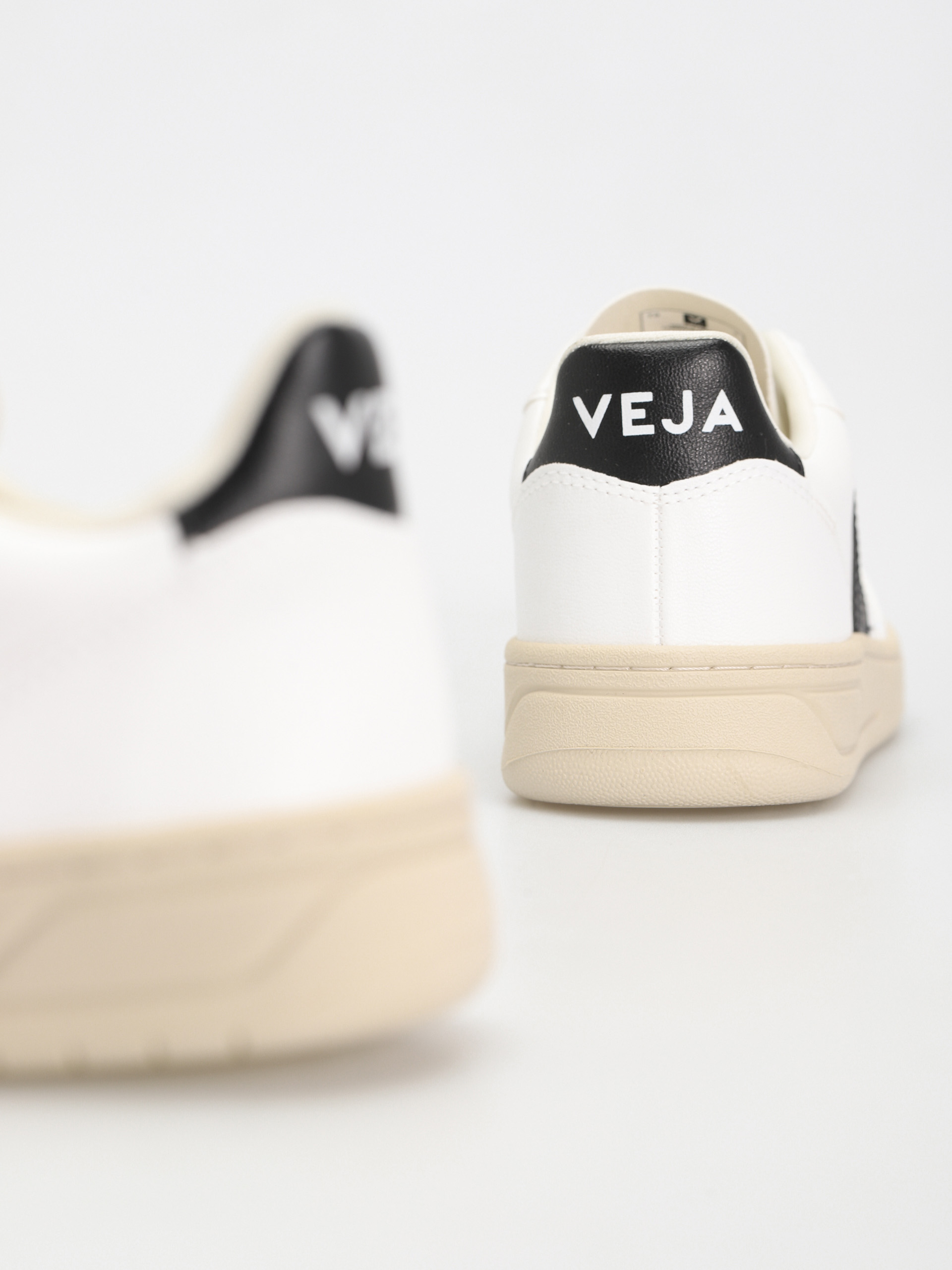 Buty Veja V-10 Wmn (white black)