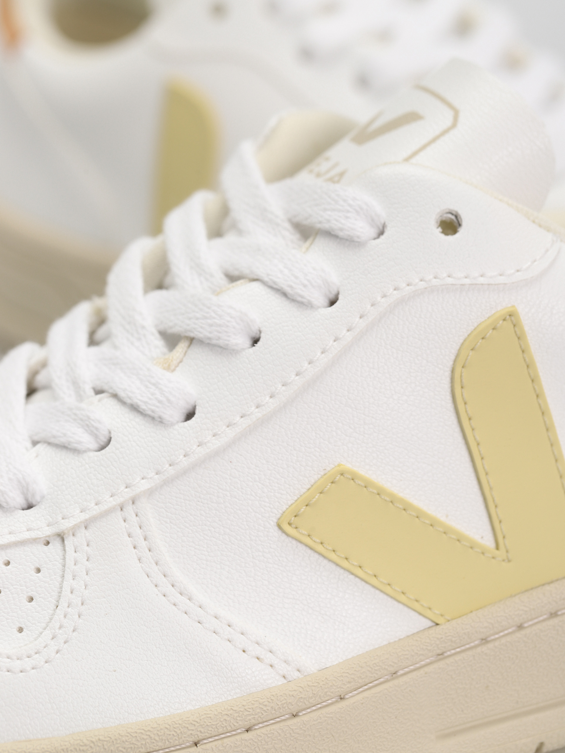Buty Veja V-10 Wmn (white sun peach)