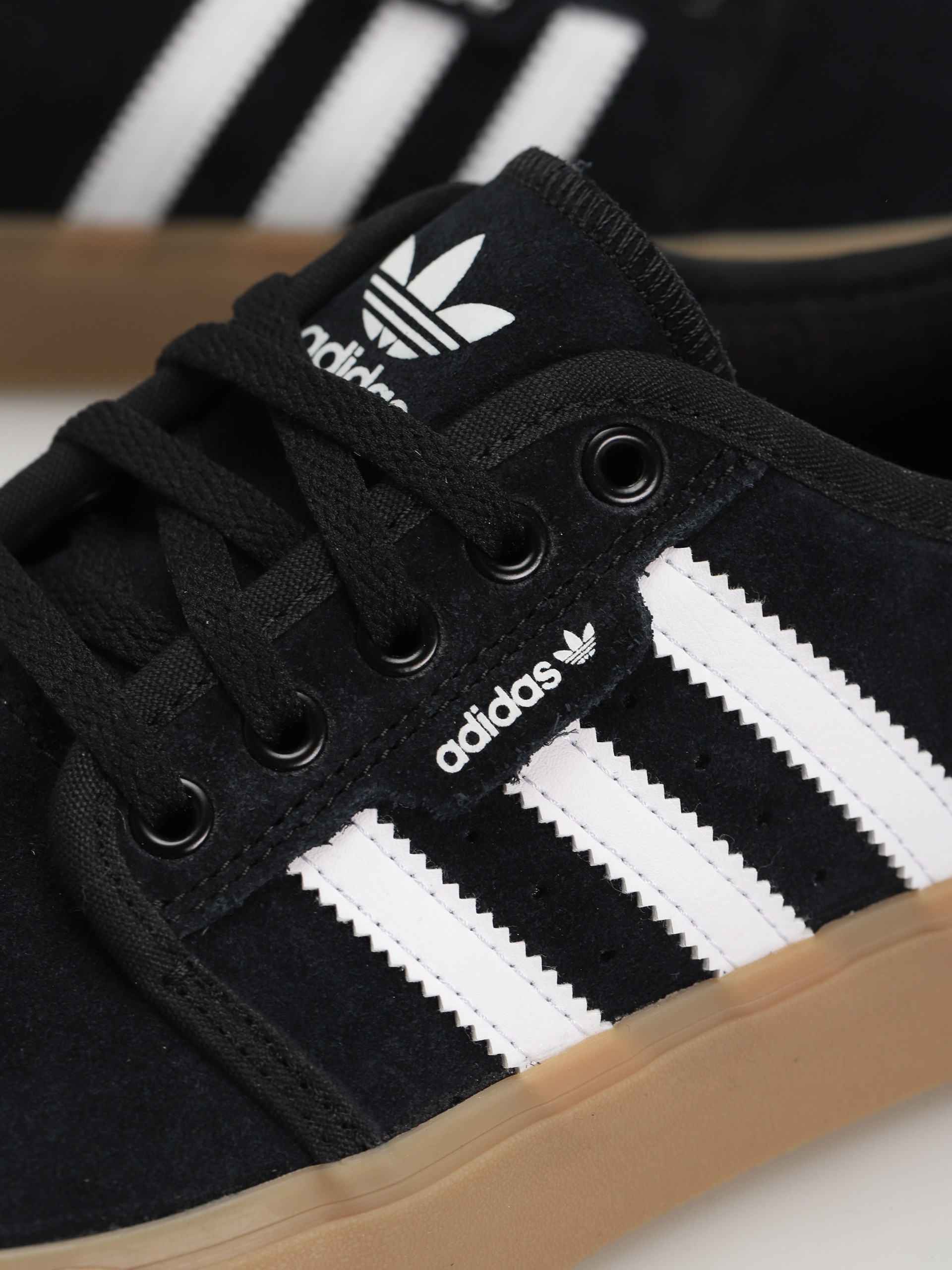 Buty adidas Seeley Xt (cblack/ftwwht/gum4)