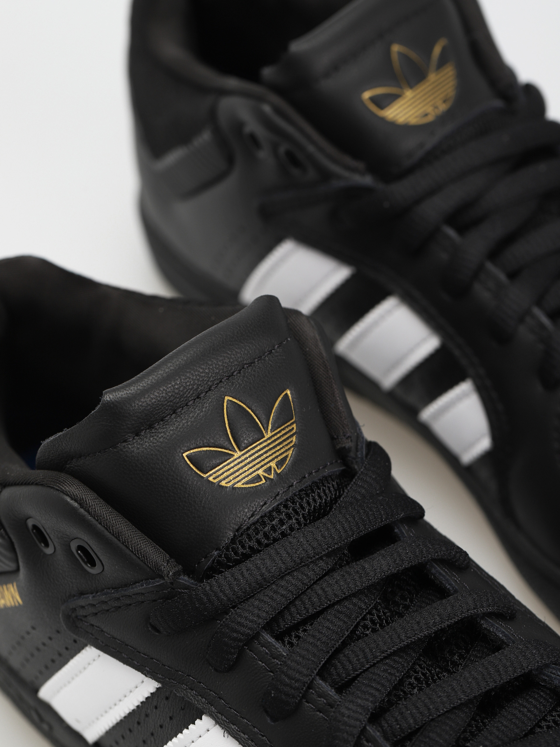 Buty adidas Tyshawn (cblack/ftwwht/goldmt)