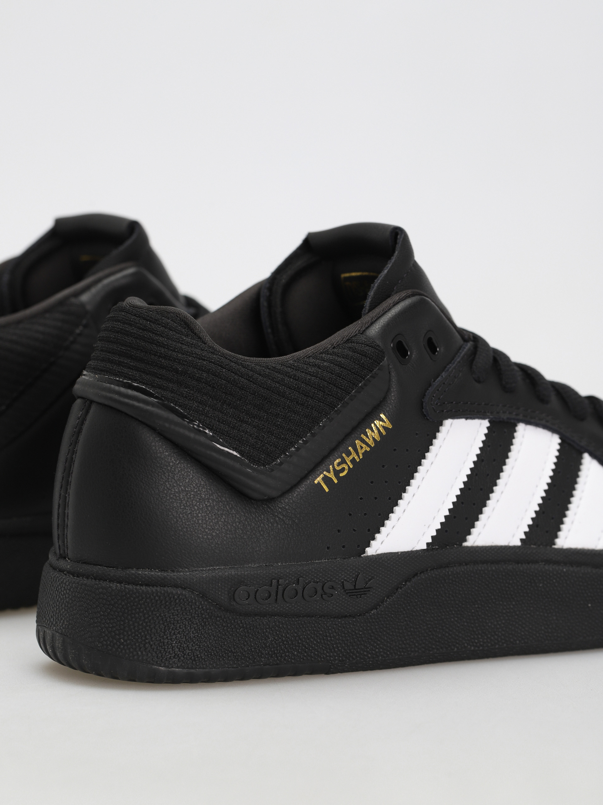 Buty adidas Tyshawn (cblack/ftwwht/goldmt)