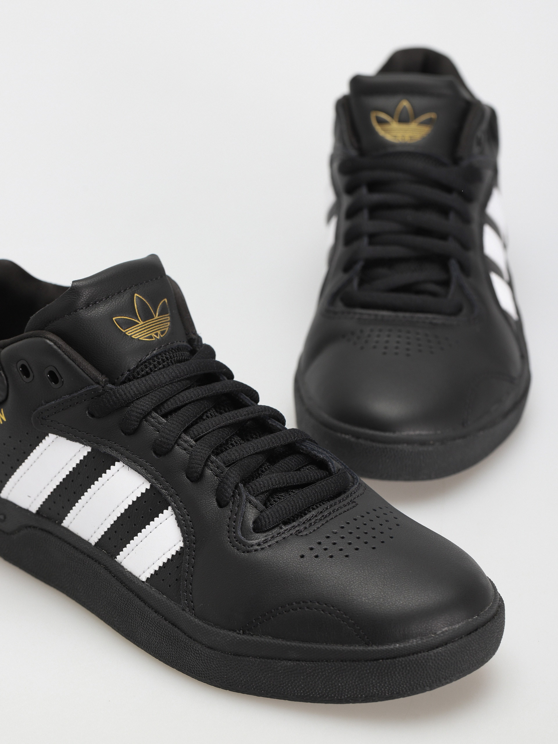 Buty adidas Tyshawn (cblack/ftwwht/goldmt)