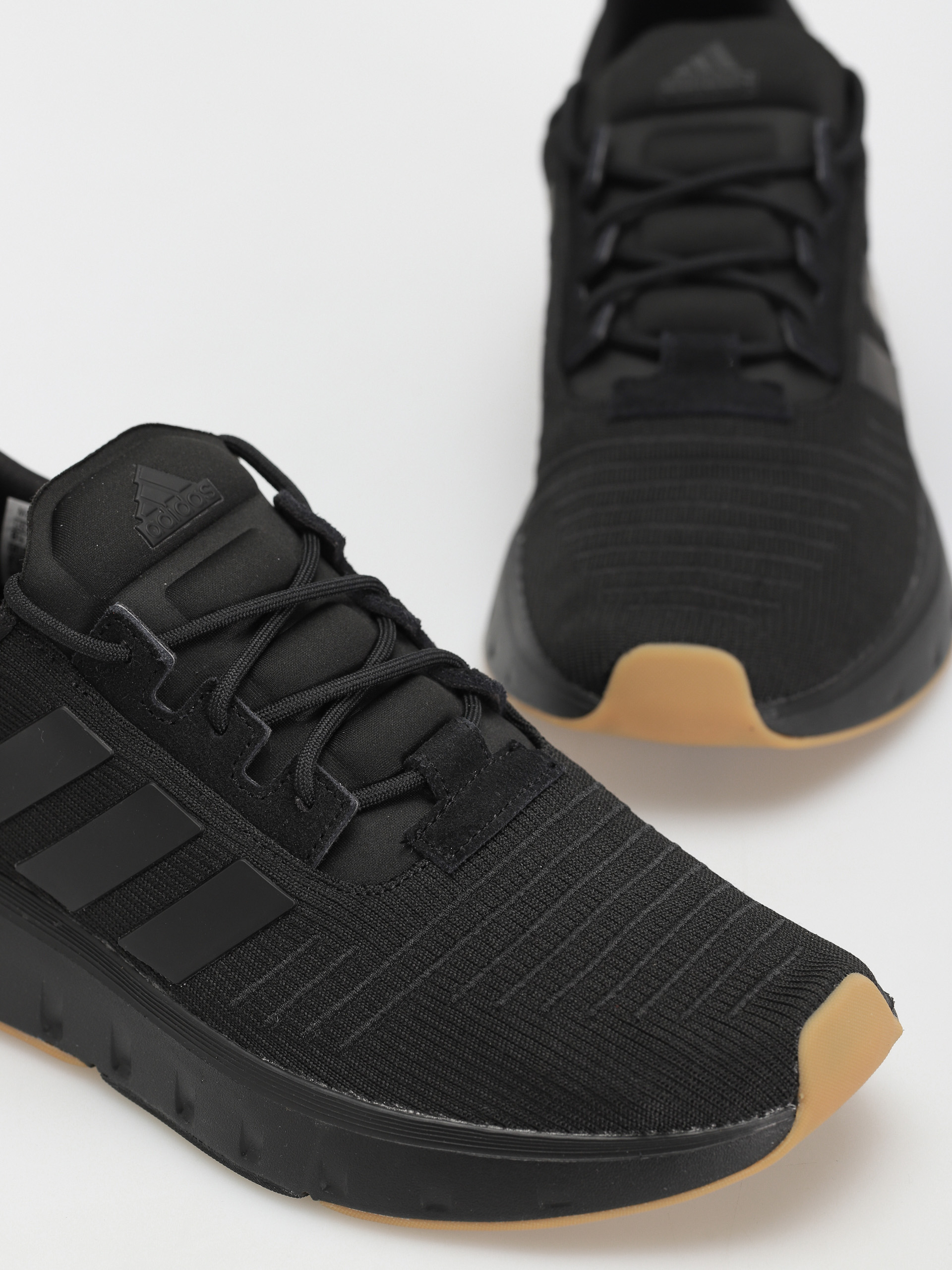 Buty adidas Swift Run 23 (cblack/cblack/gum3)
