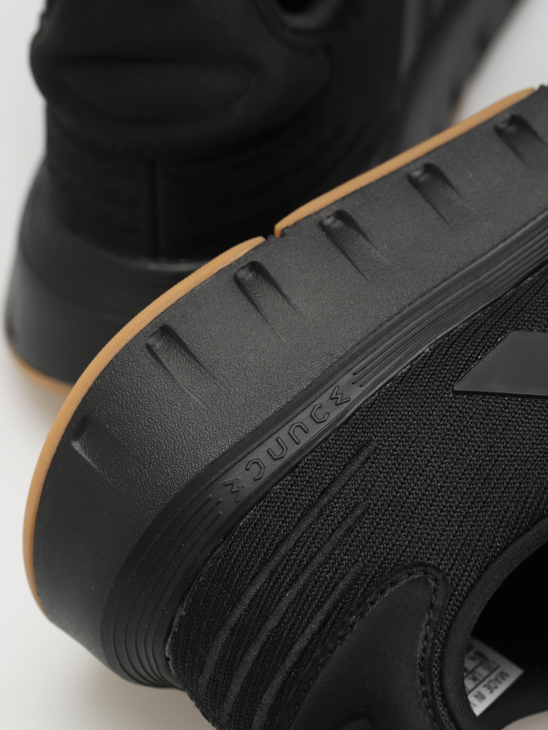 Buty adidas Swift Run 23 (cblack/cblack/gum3)