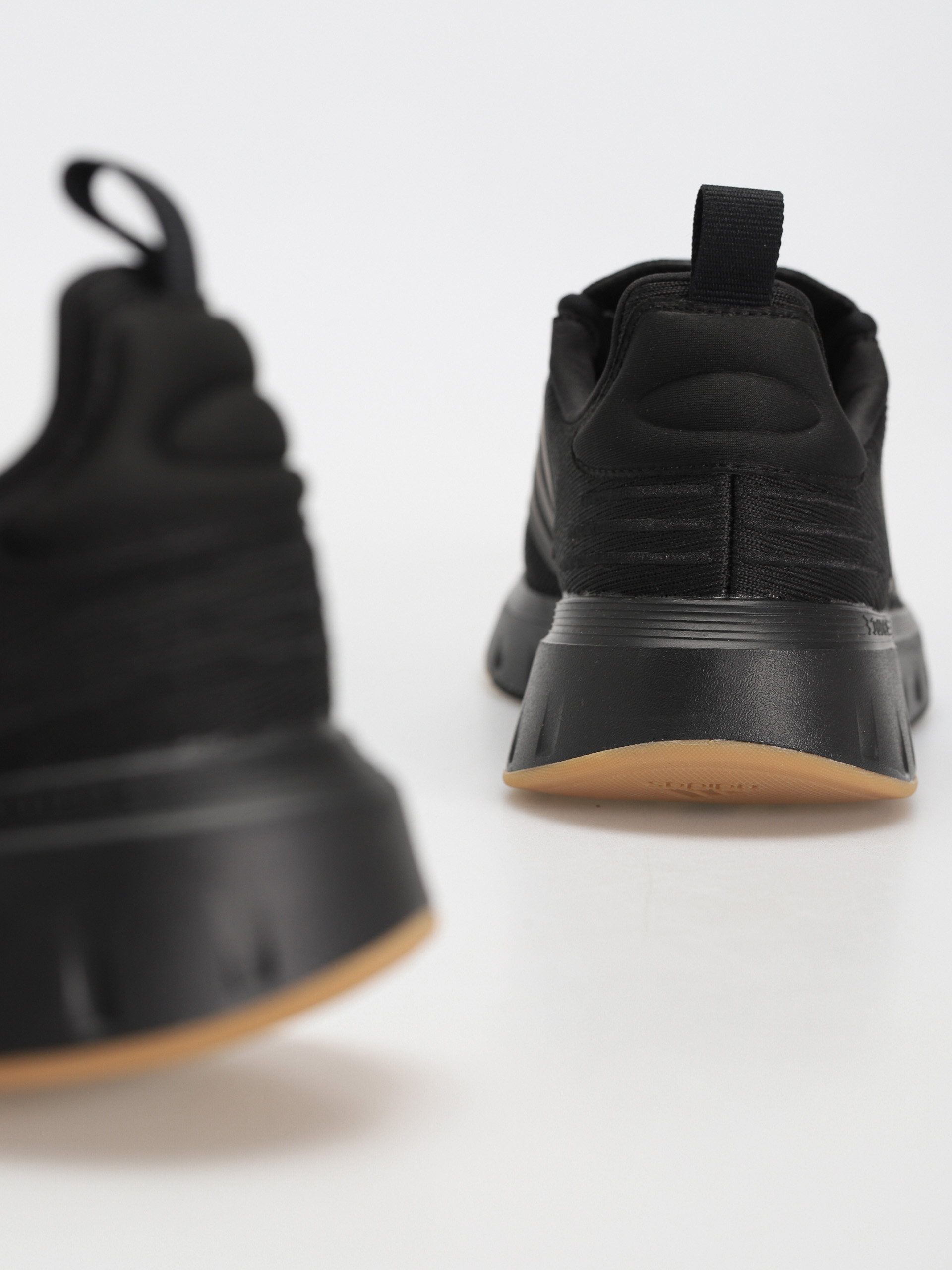 Buty adidas Swift Run 23 (cblack/cblack/gum3)