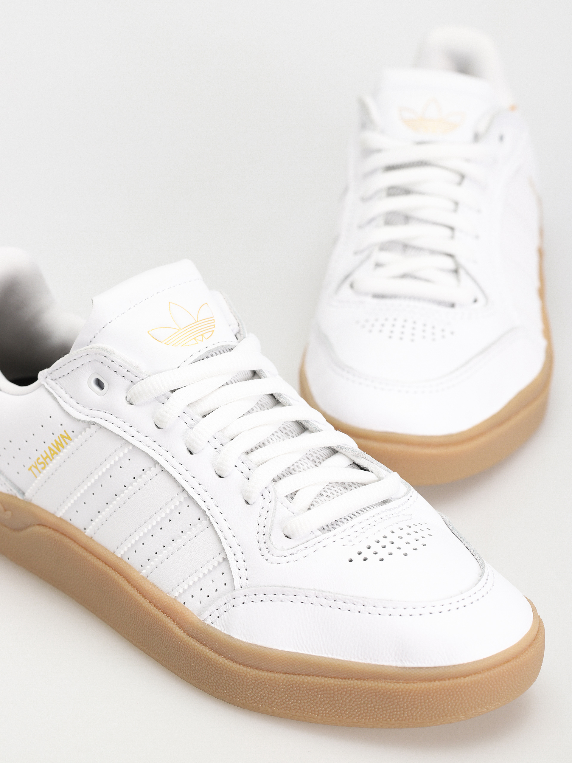 Buty adidas Tyshawn Low (ftwwht/ftwwht/gum4)