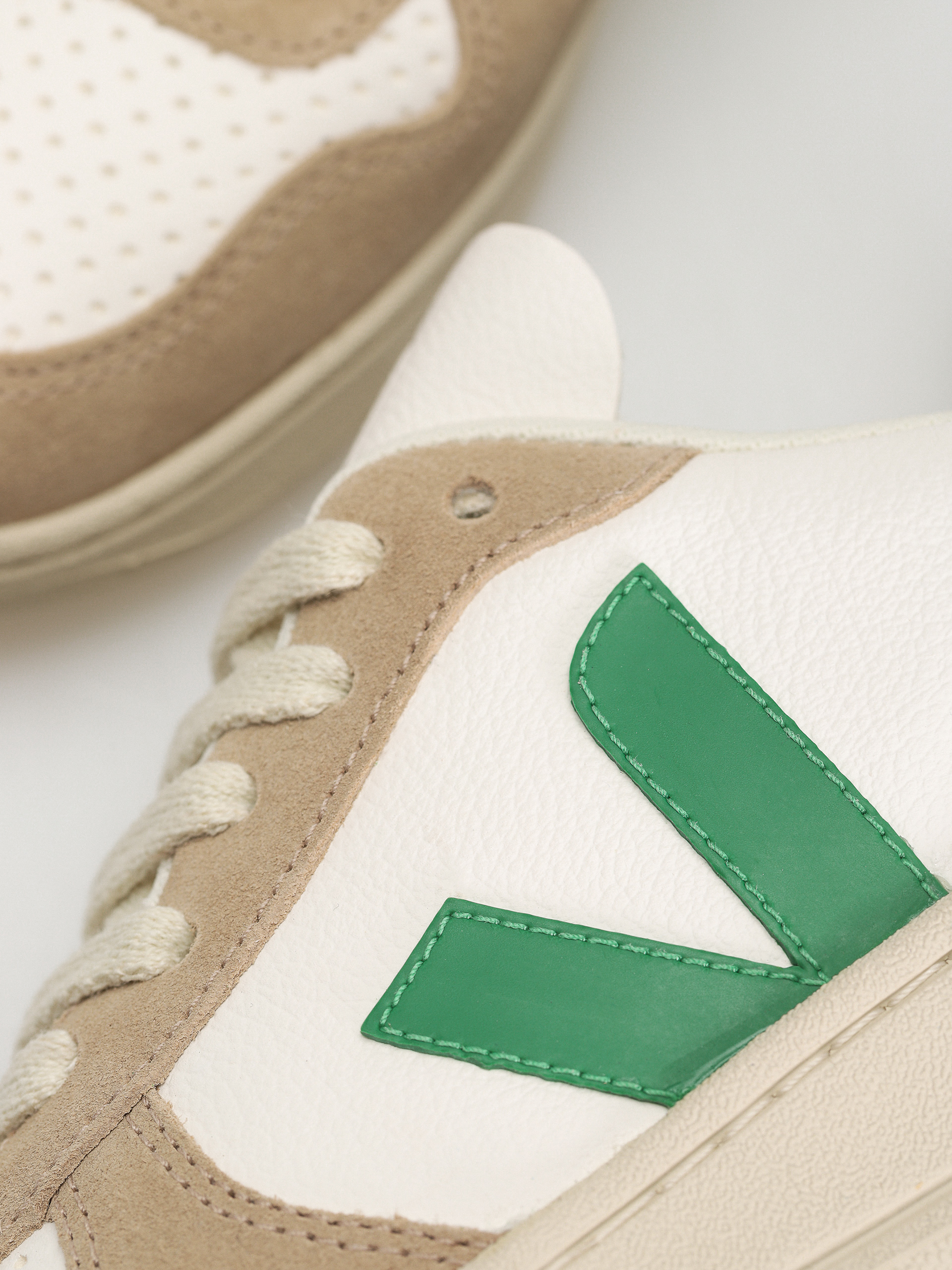 Buty Veja V-10 Wmn (extra white emeraude sahara)