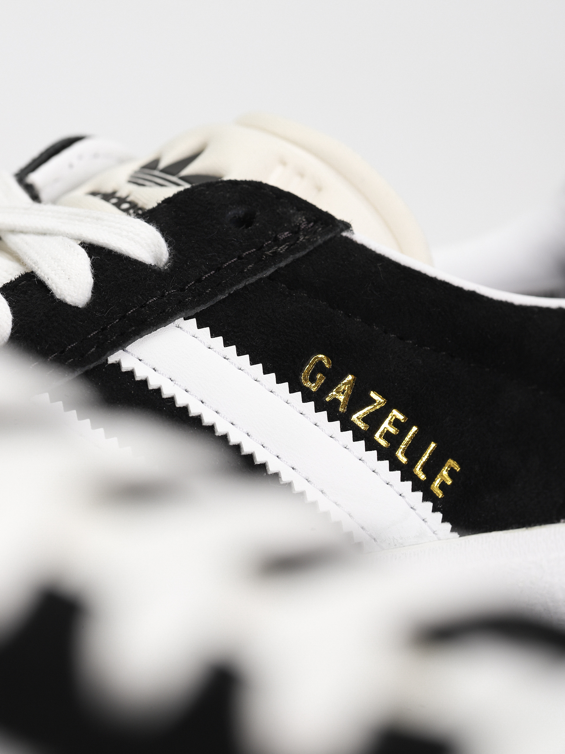 Buty adidas Gazelle ADV (core black/cloud white/gold metallic)