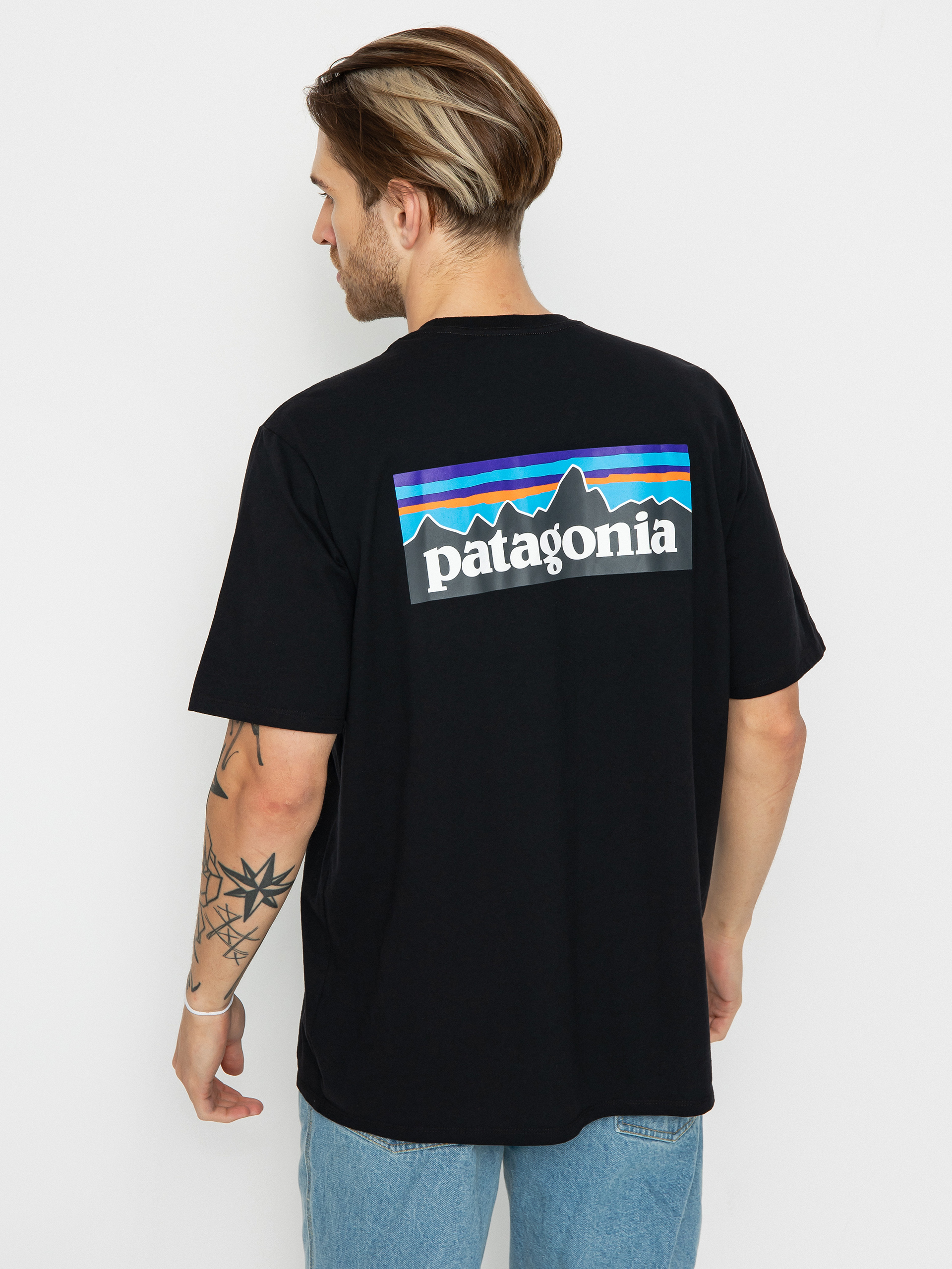 T-shirt Patagonia P6 Logo Responsibili - czarny (black)