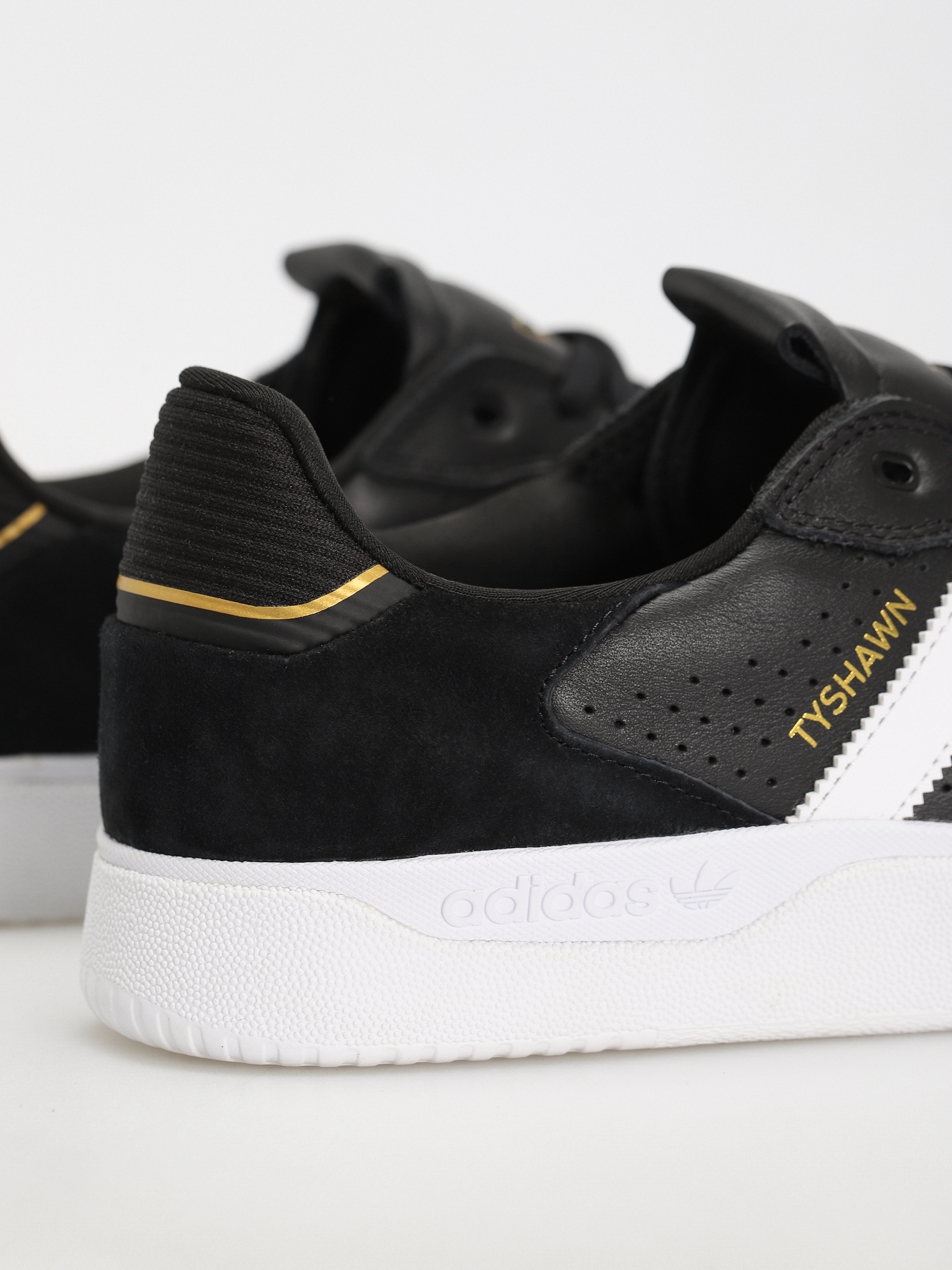 Buty adidas Tyshawn Low (cblack/ftwwht/goldmt)
