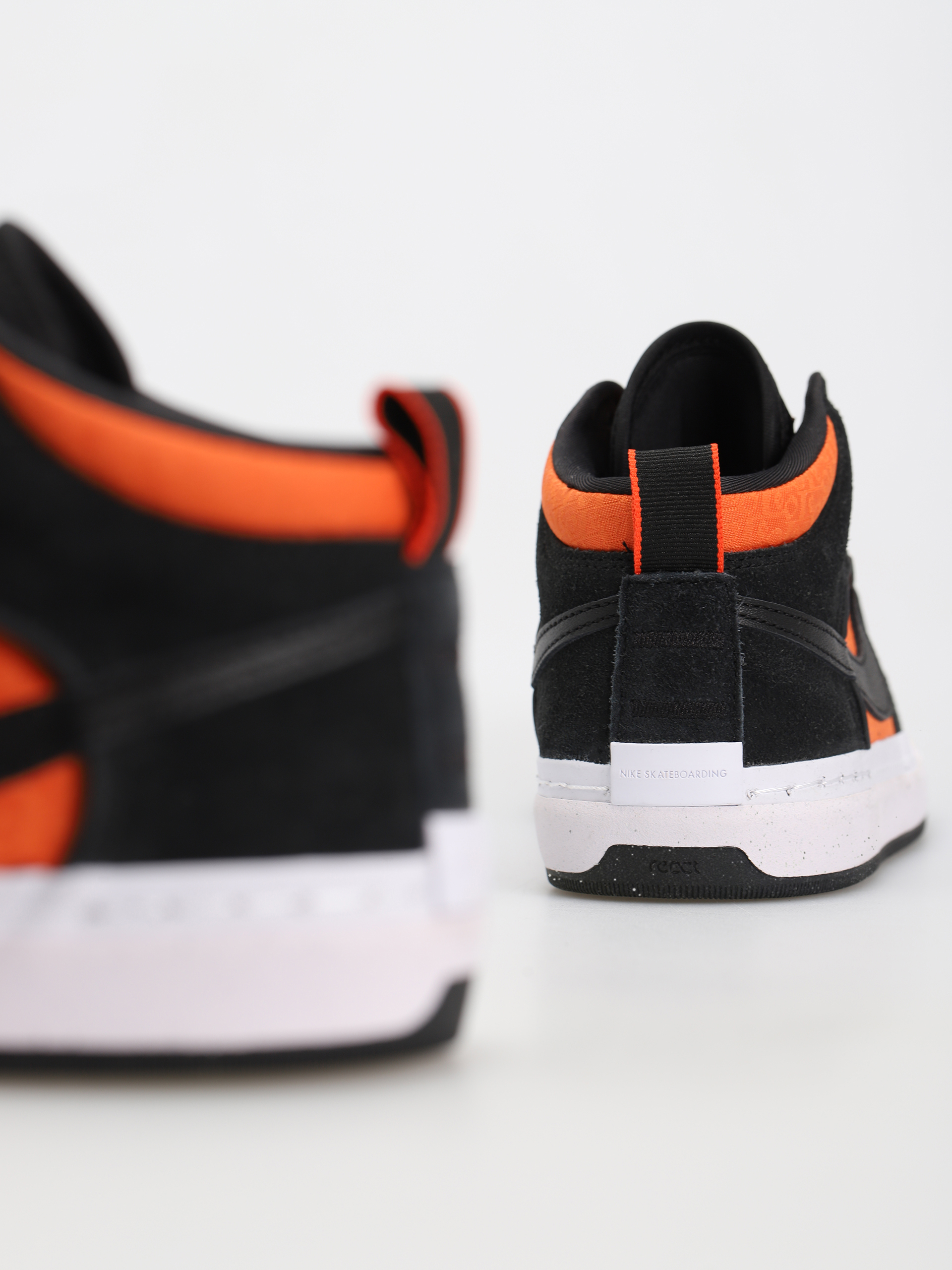 Buty Nike SB React Leo (black/black orange electro orange)