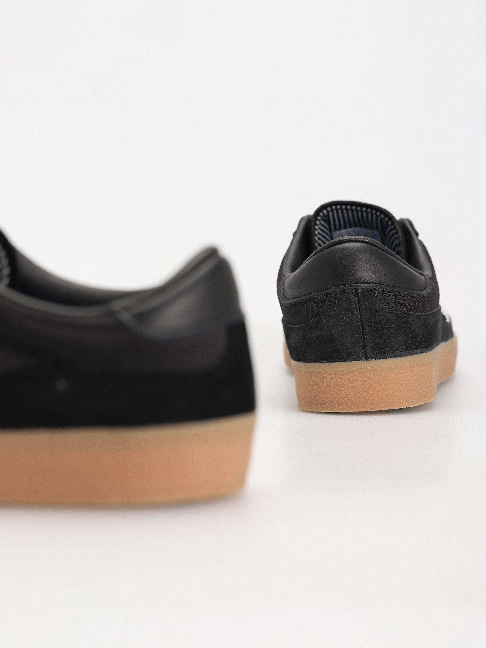 Buty adidas Puig Indoor (cblack/ftwwht/gum4)