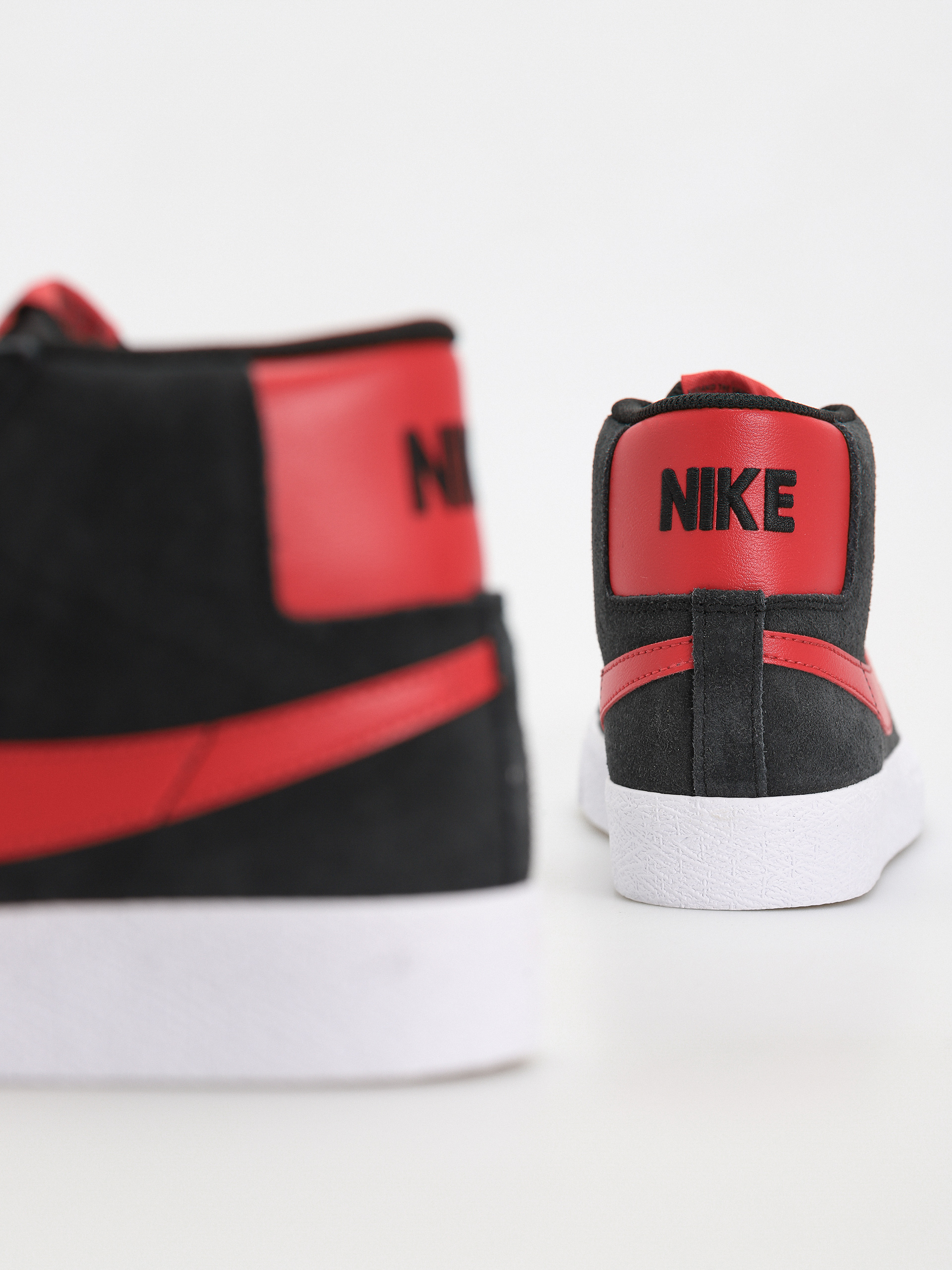 Buty Nike SB Zoom Blazer Mid (black/university red black white)
