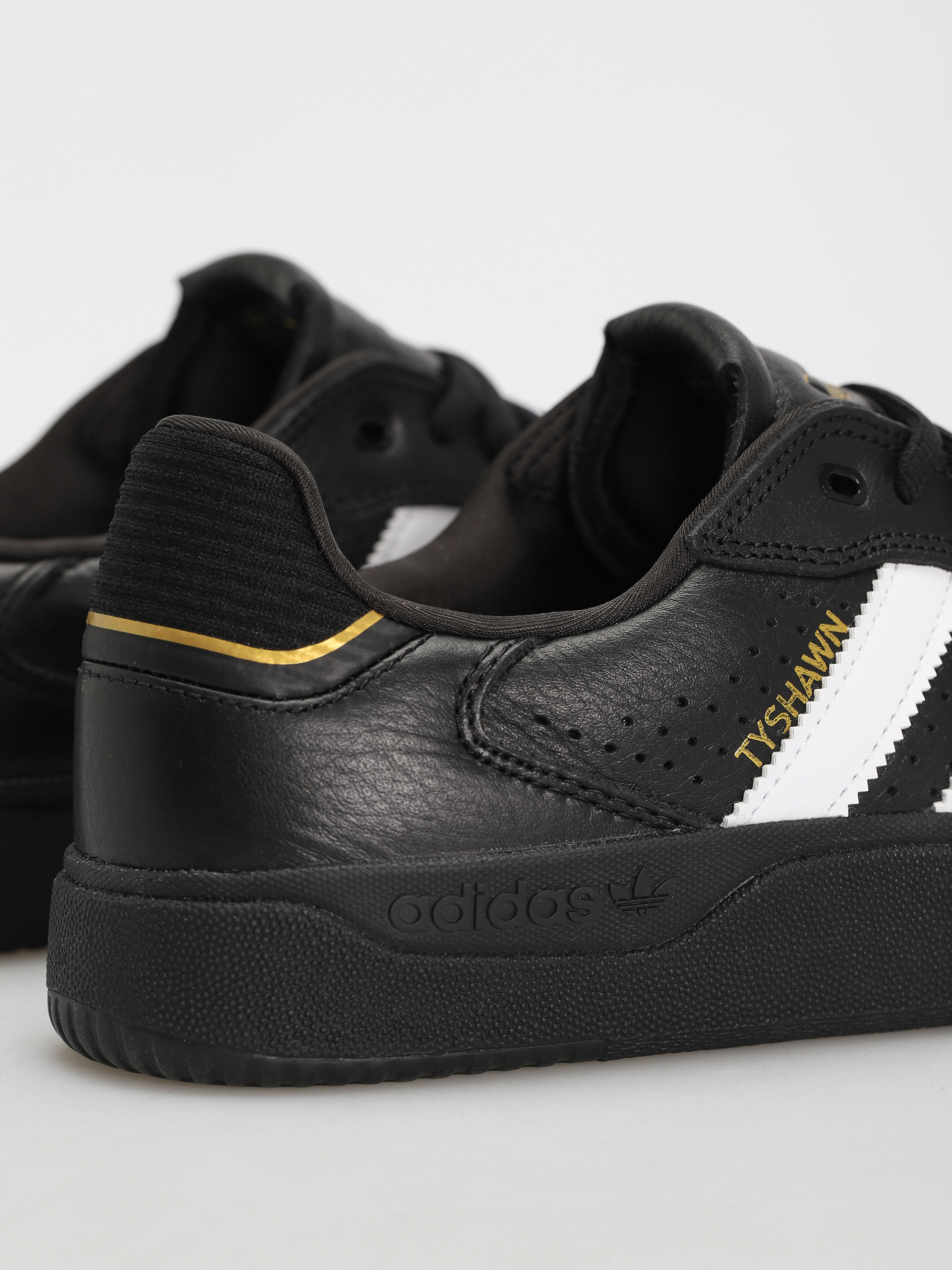 Buty adidas Tyshawn Low (cblack/ftwwht/goldmt)