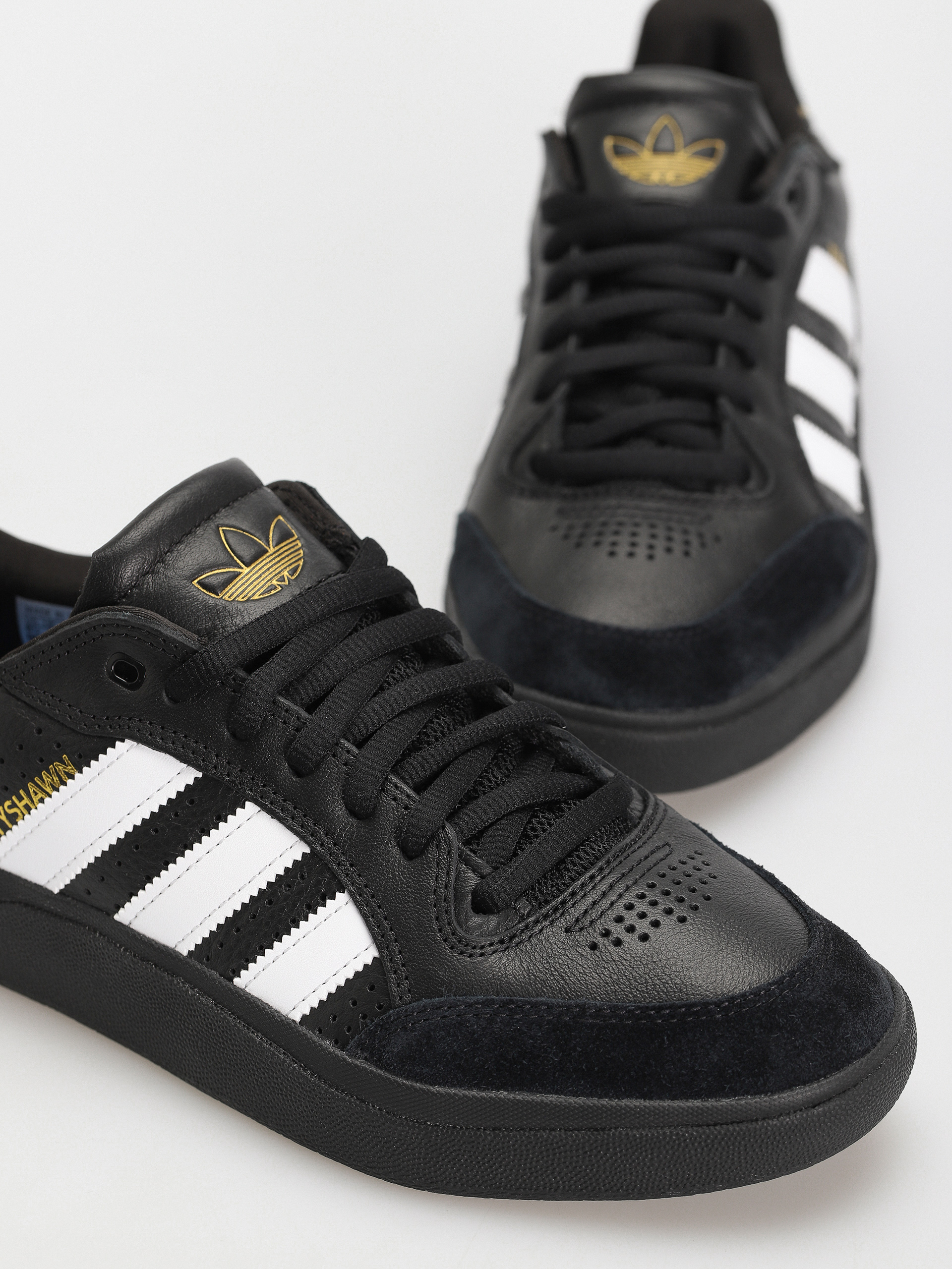 Buty adidas Tyshawn Low (cblack/ftwwht/goldmt)