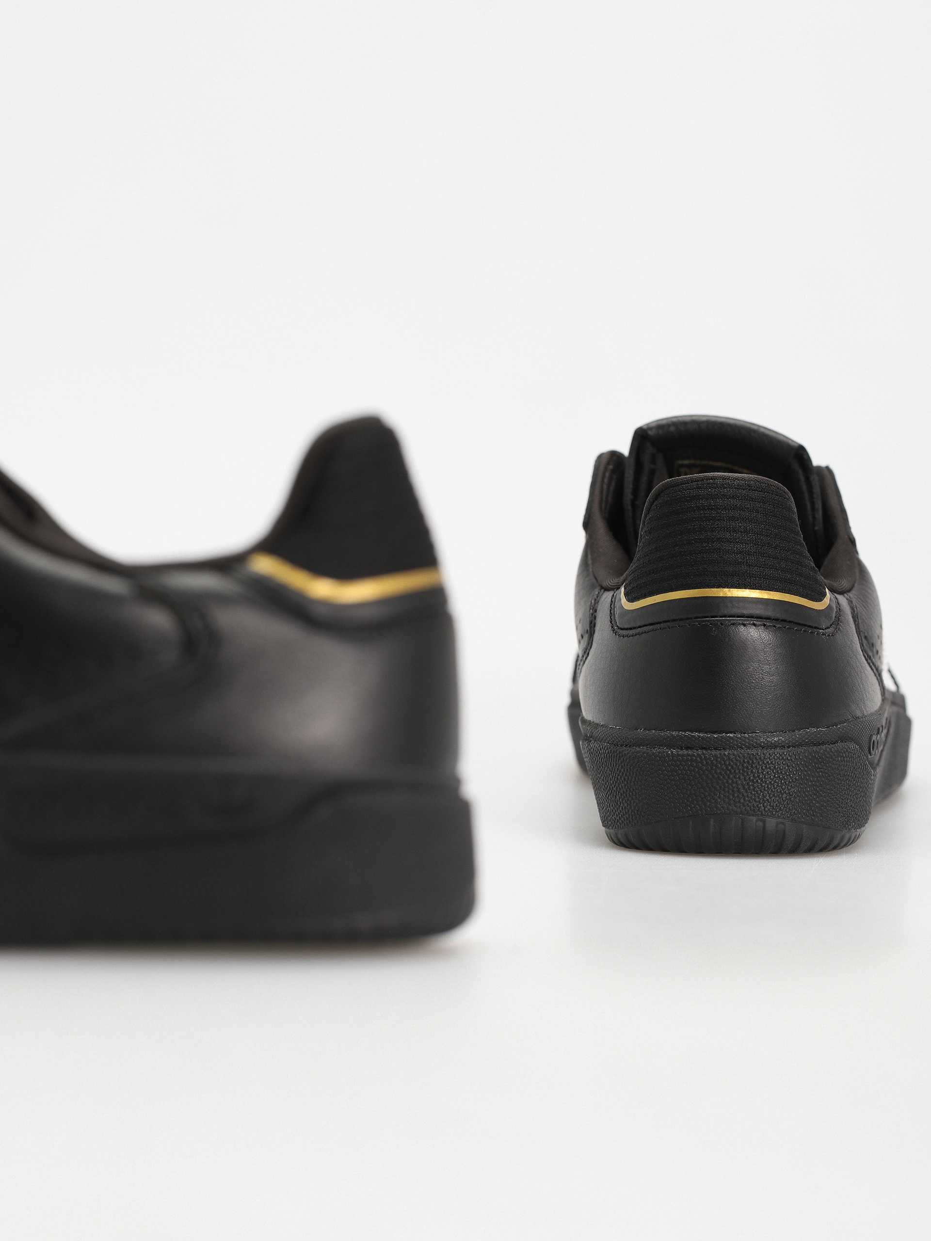 Buty adidas Tyshawn Low (cblack/ftwwht/goldmt)