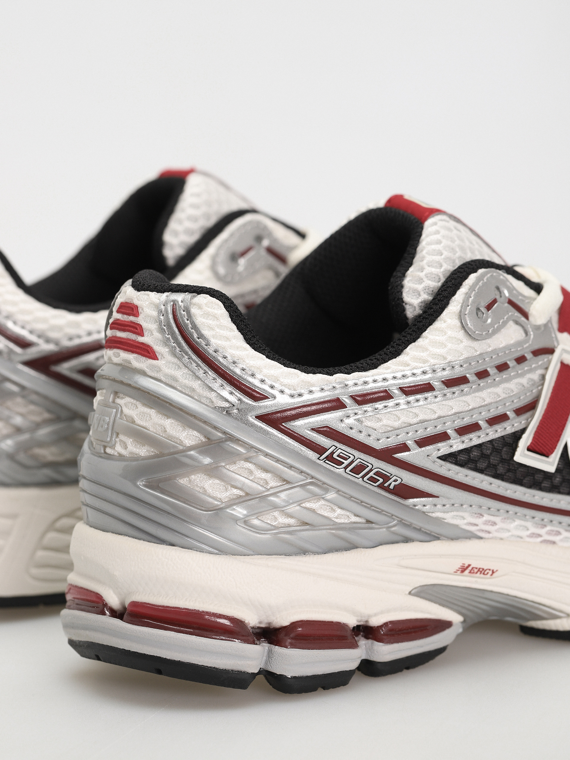 Buty New Balance 1906 (silver classic crimson)