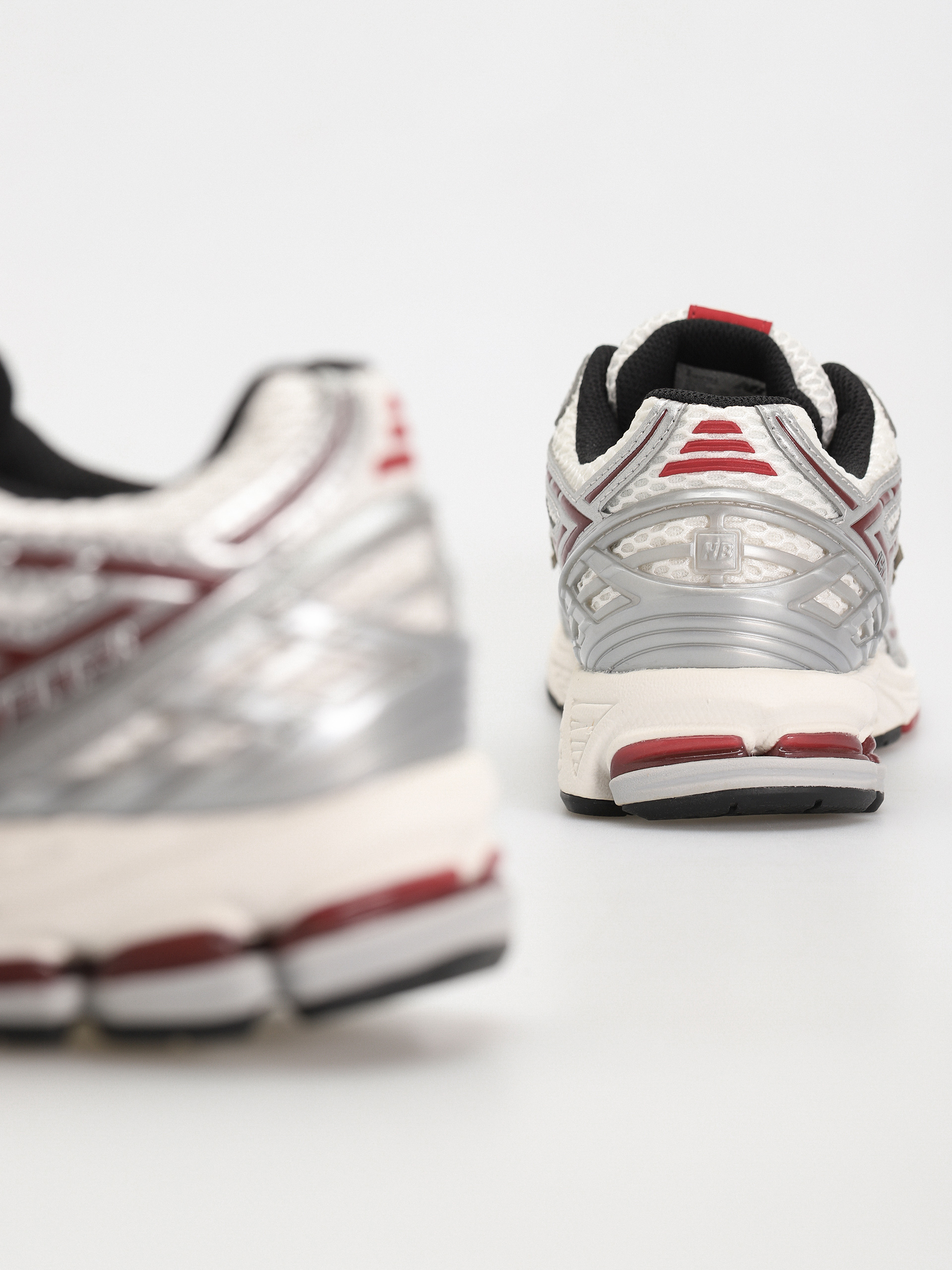 Buty New Balance 1906 (silver classic crimson)