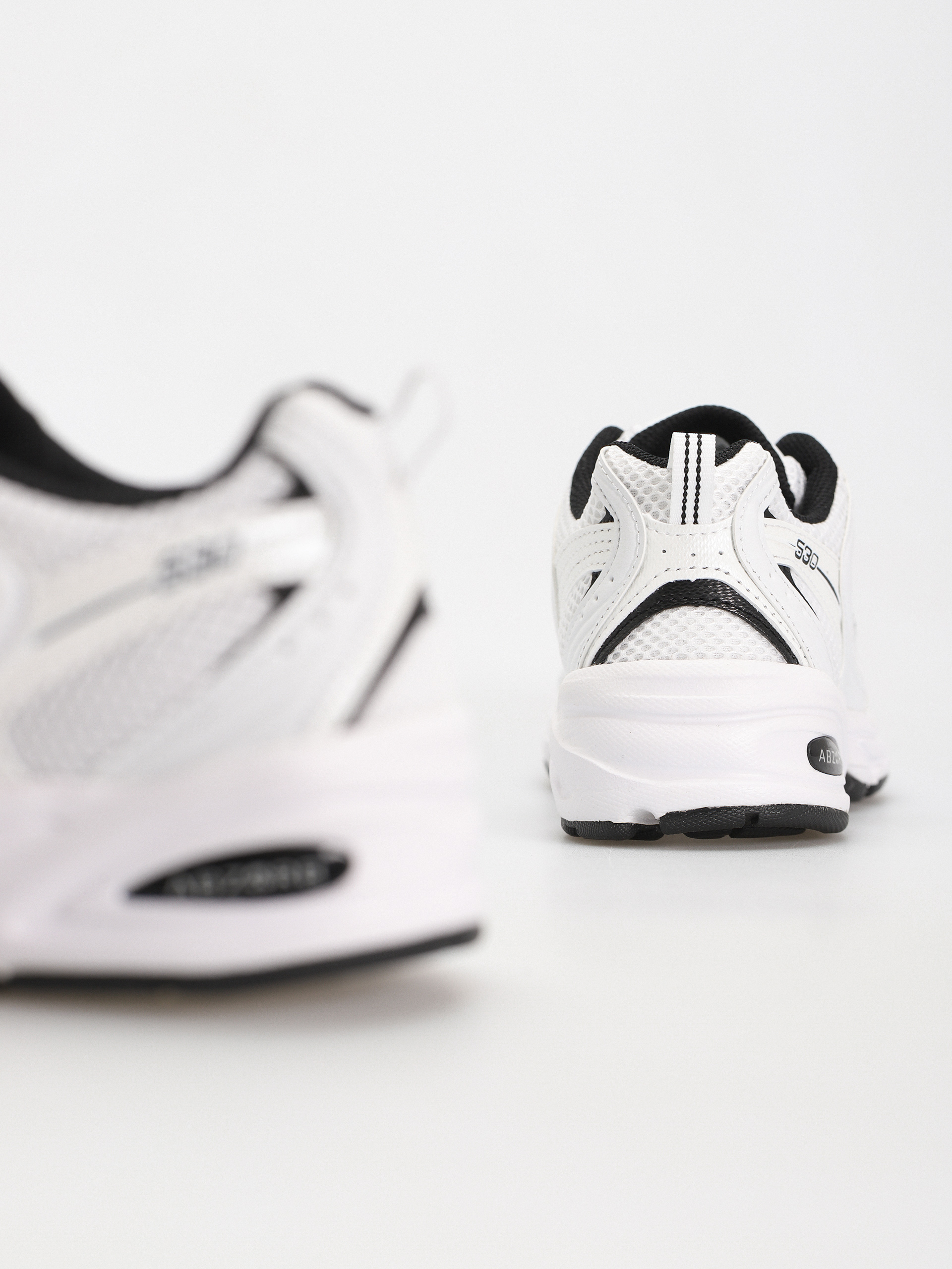 Buty New Balance 530 (white black details)