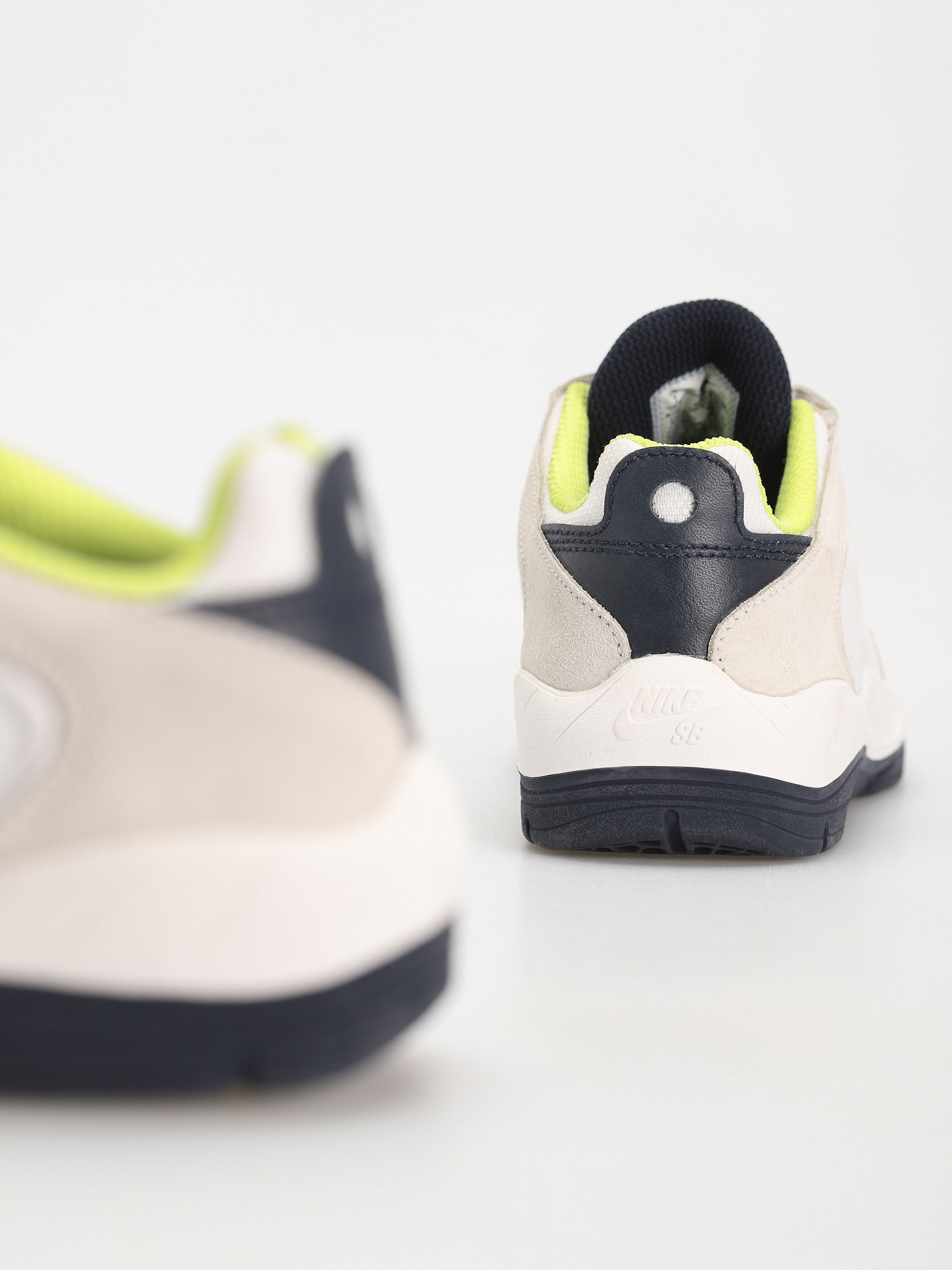 Buty Nike SB Vertebrae (summit white/persian violet)