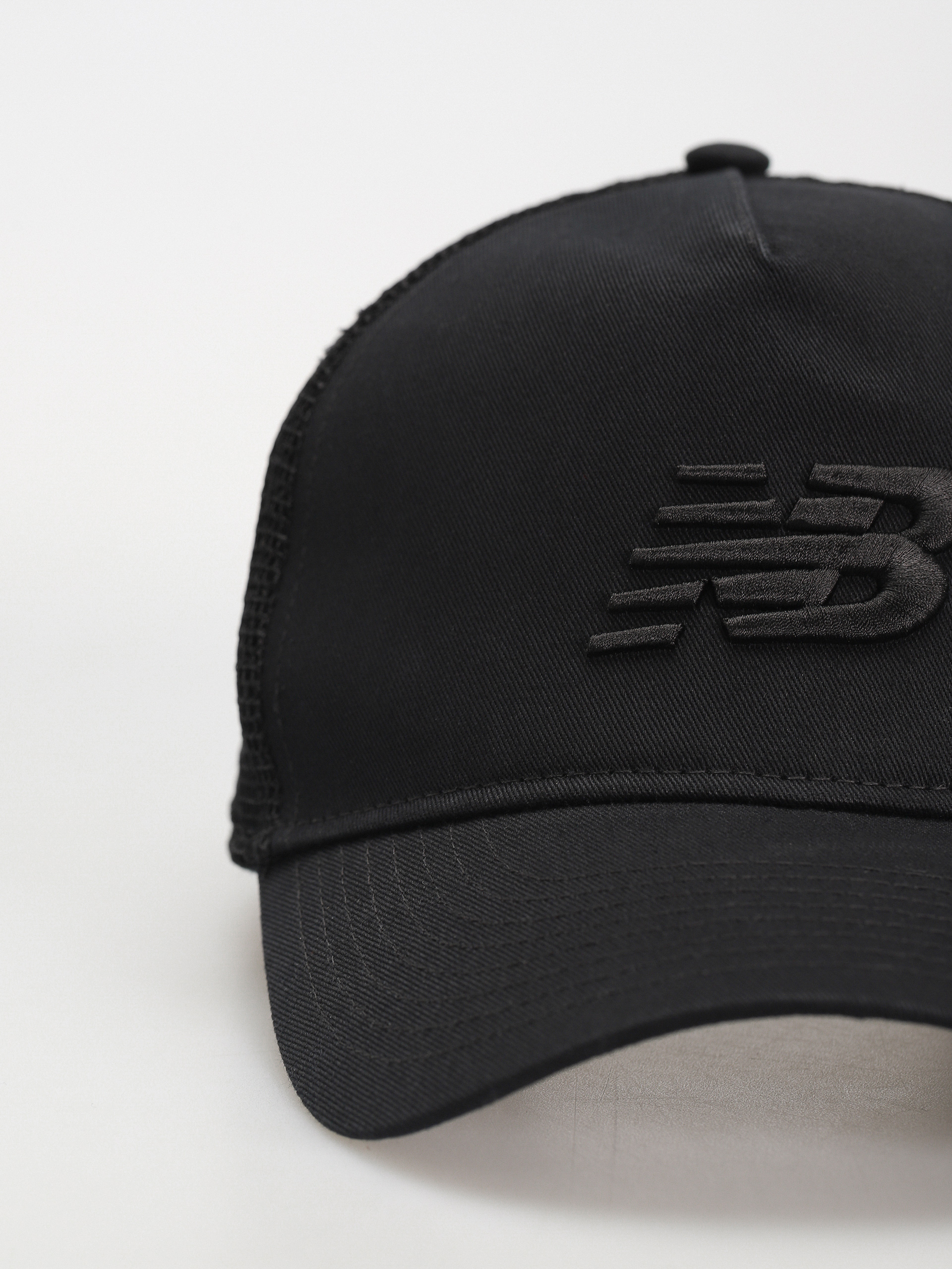 Czapka z daszkiem New Balance Sport Essentials Trucker (black)