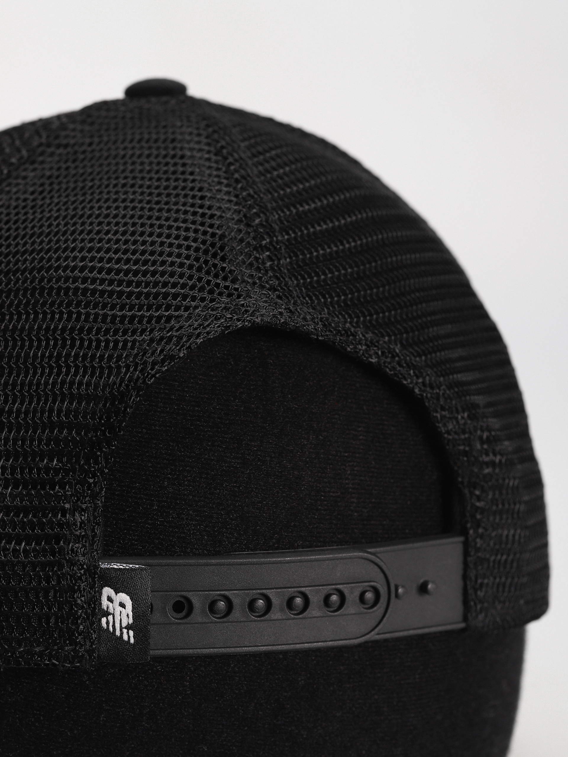 Czapka z daszkiem New Balance Sport Essentials Trucker (black)