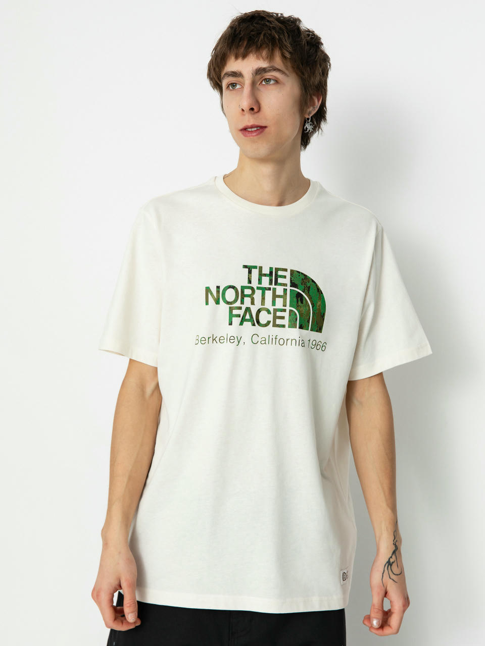 T-shirt The North Face Berkeley California In Scrap (white dune/optic emeral)