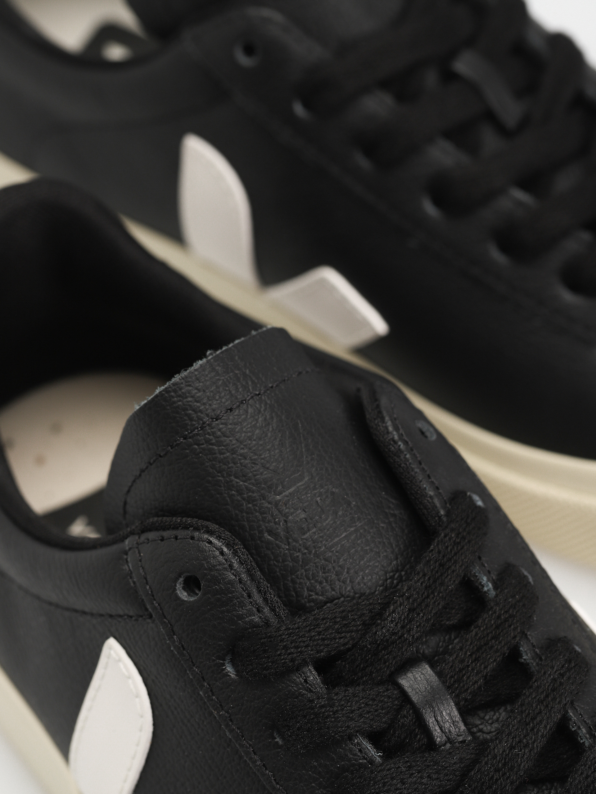 Buty Veja Campo Wmn (black white)