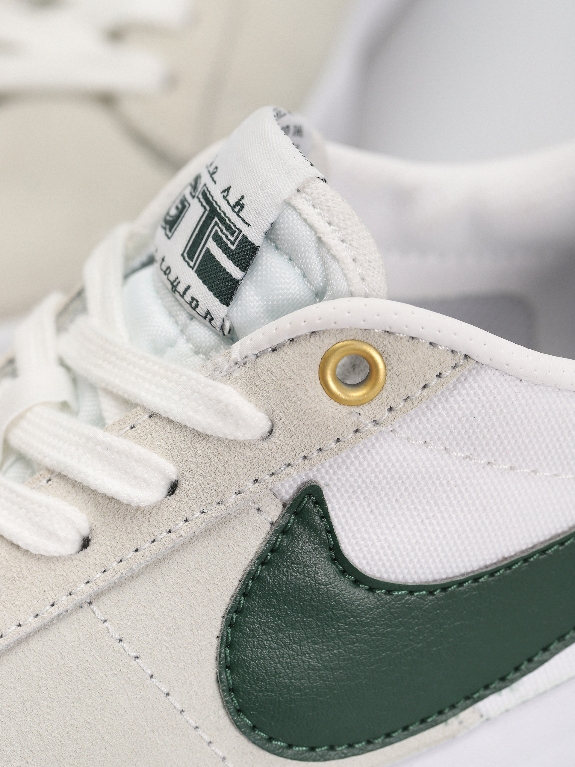 Buty Nike SB Zoom Blazer Low Pro Gt (white/fir white gum light brown)