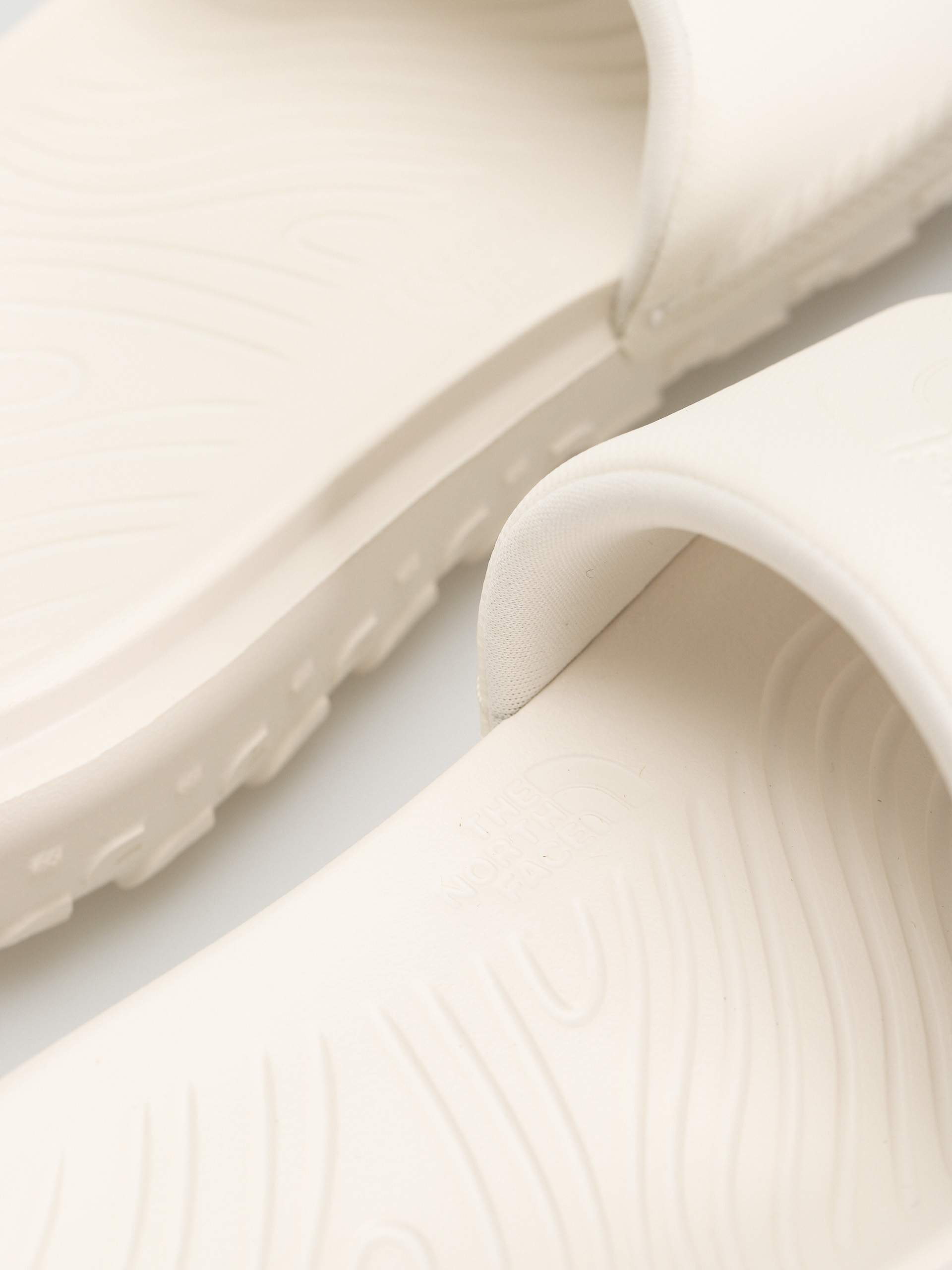 Klapki The North Face Never Stop Cush Wmn (white dune/white dune)