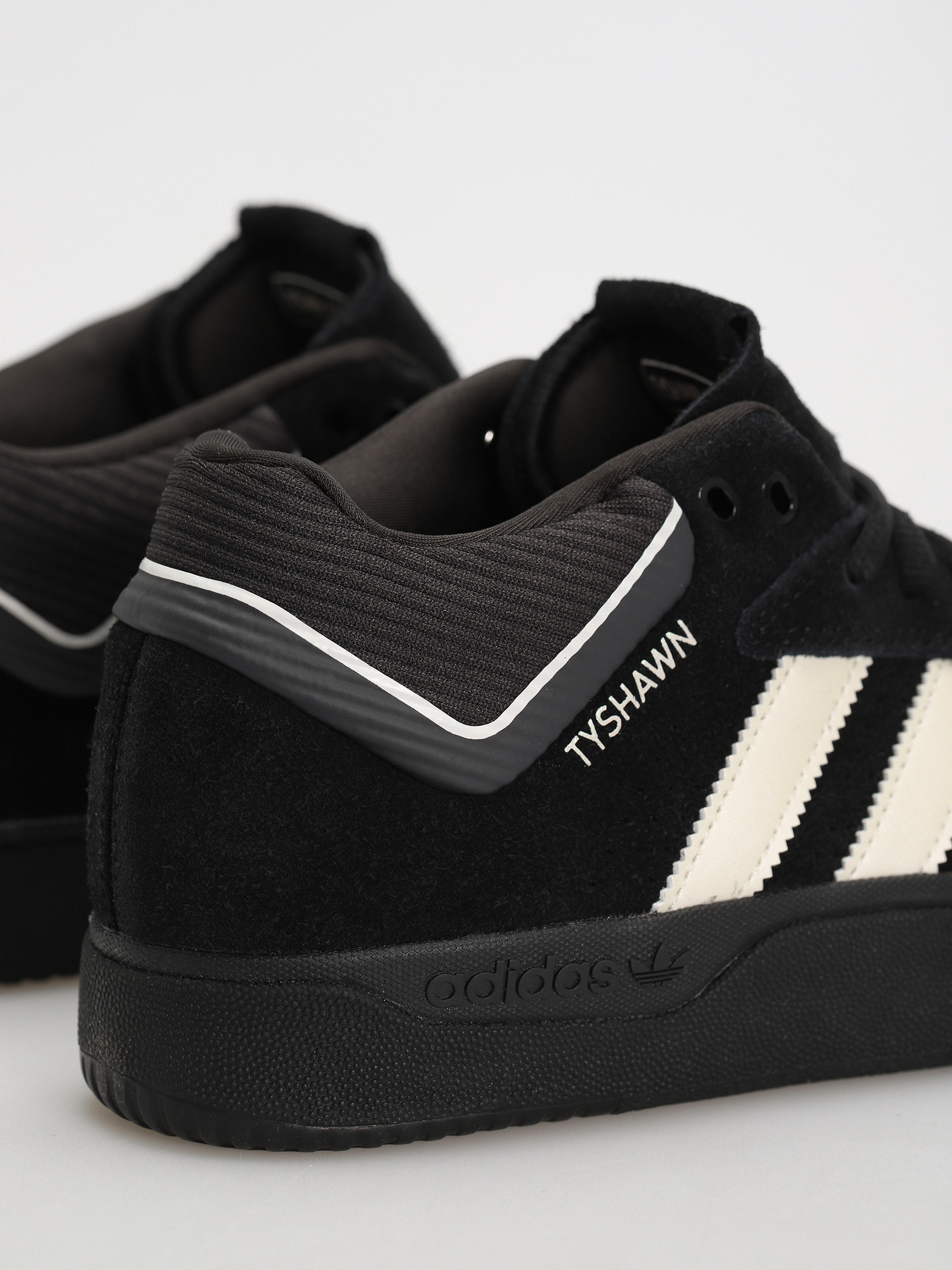 Buty adidas Tyshawn (cblack/zeromt/spark)