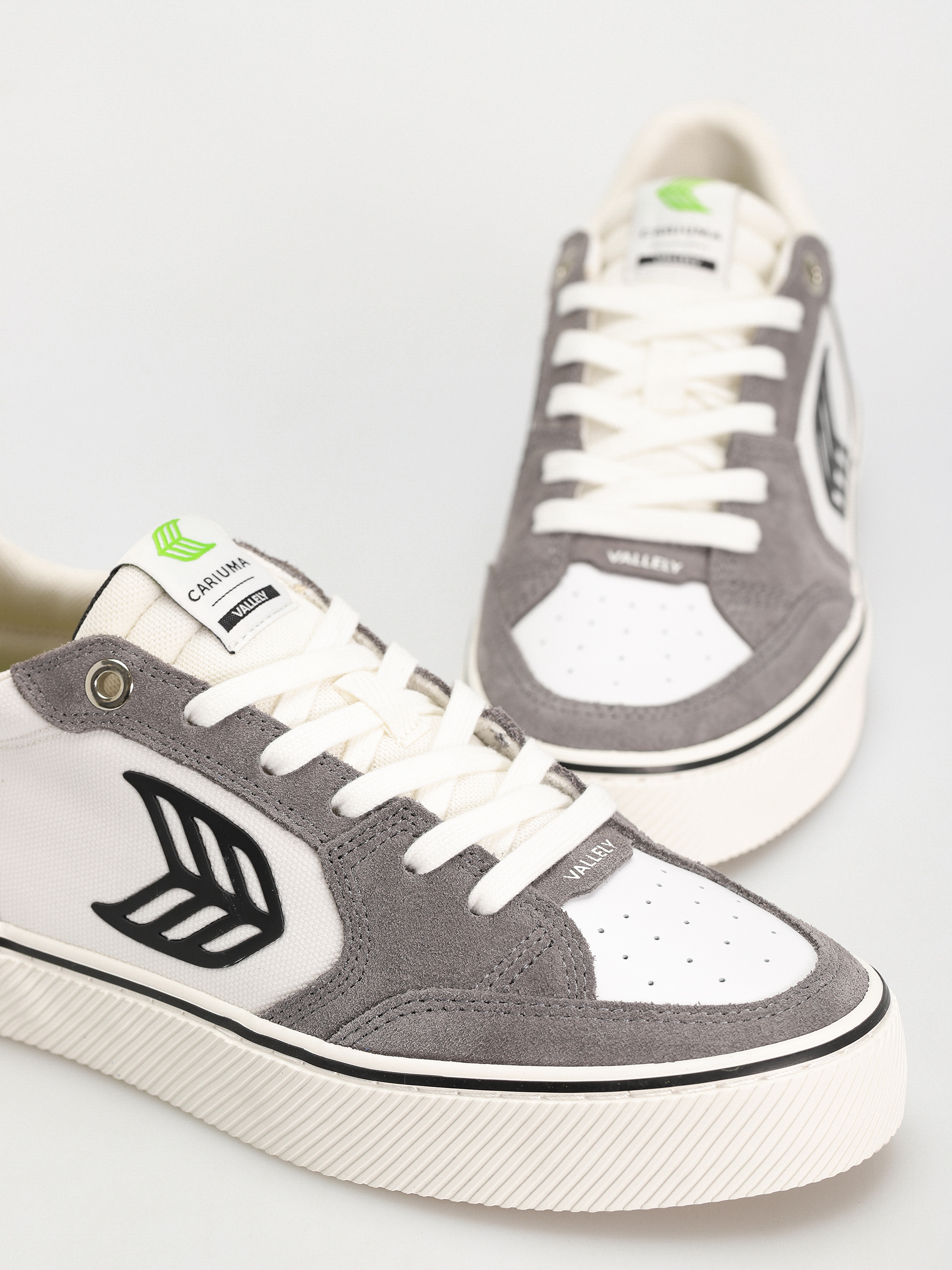 Buty Cariuma Vallely Pro (off white/charcoal grey)