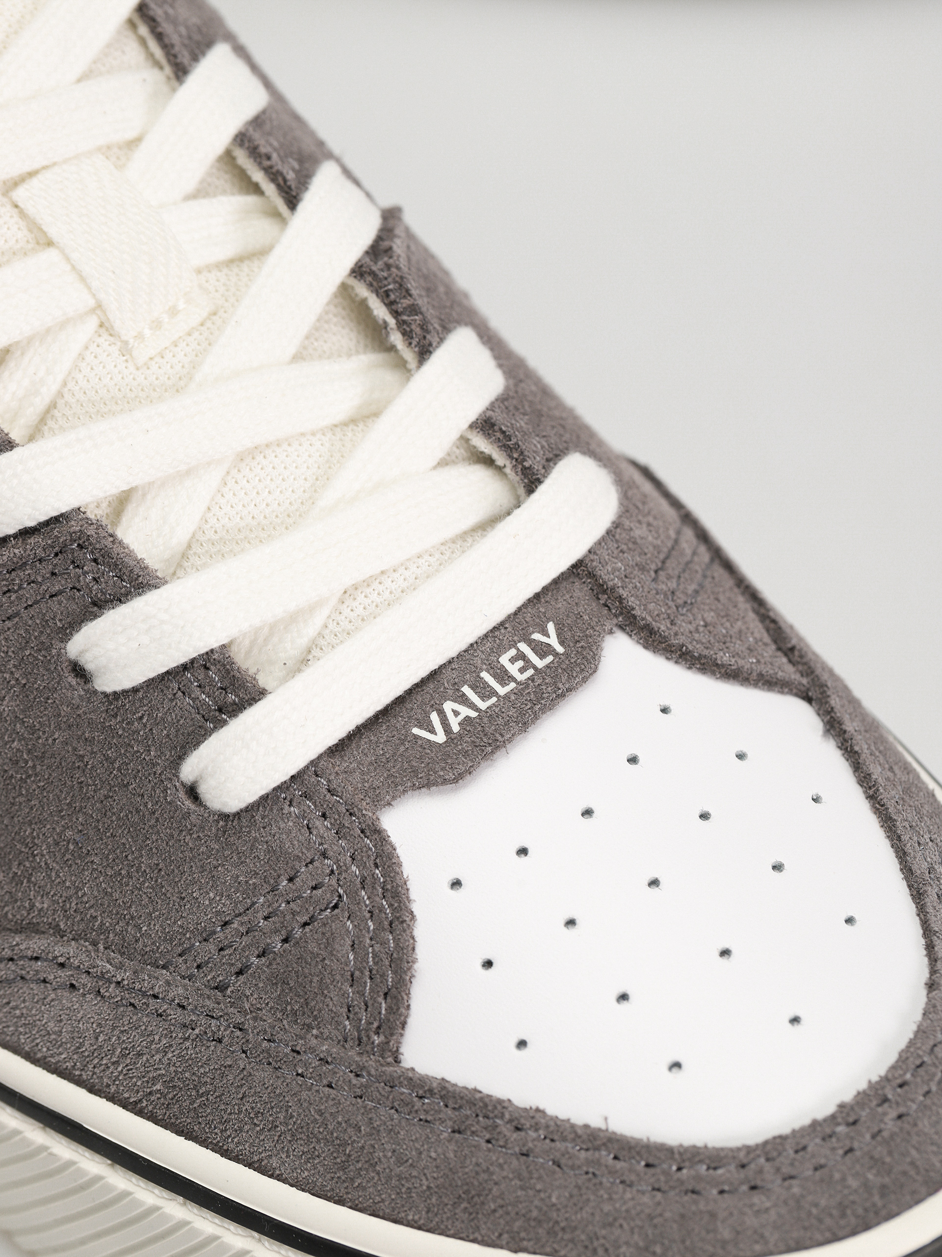 Buty Cariuma Vallely Pro (off white/charcoal grey)