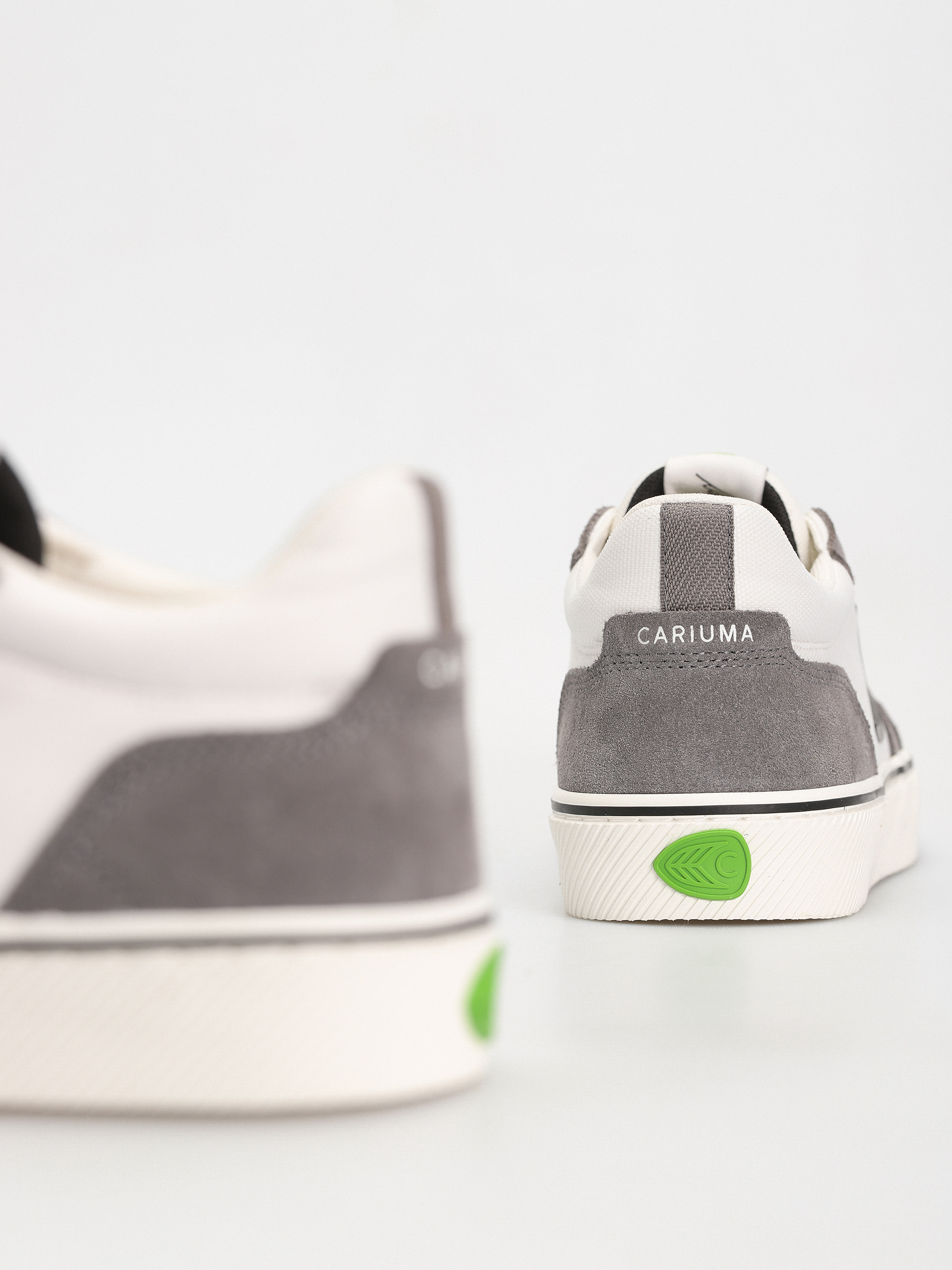 Buty Cariuma Vallely Pro (off white/charcoal grey)