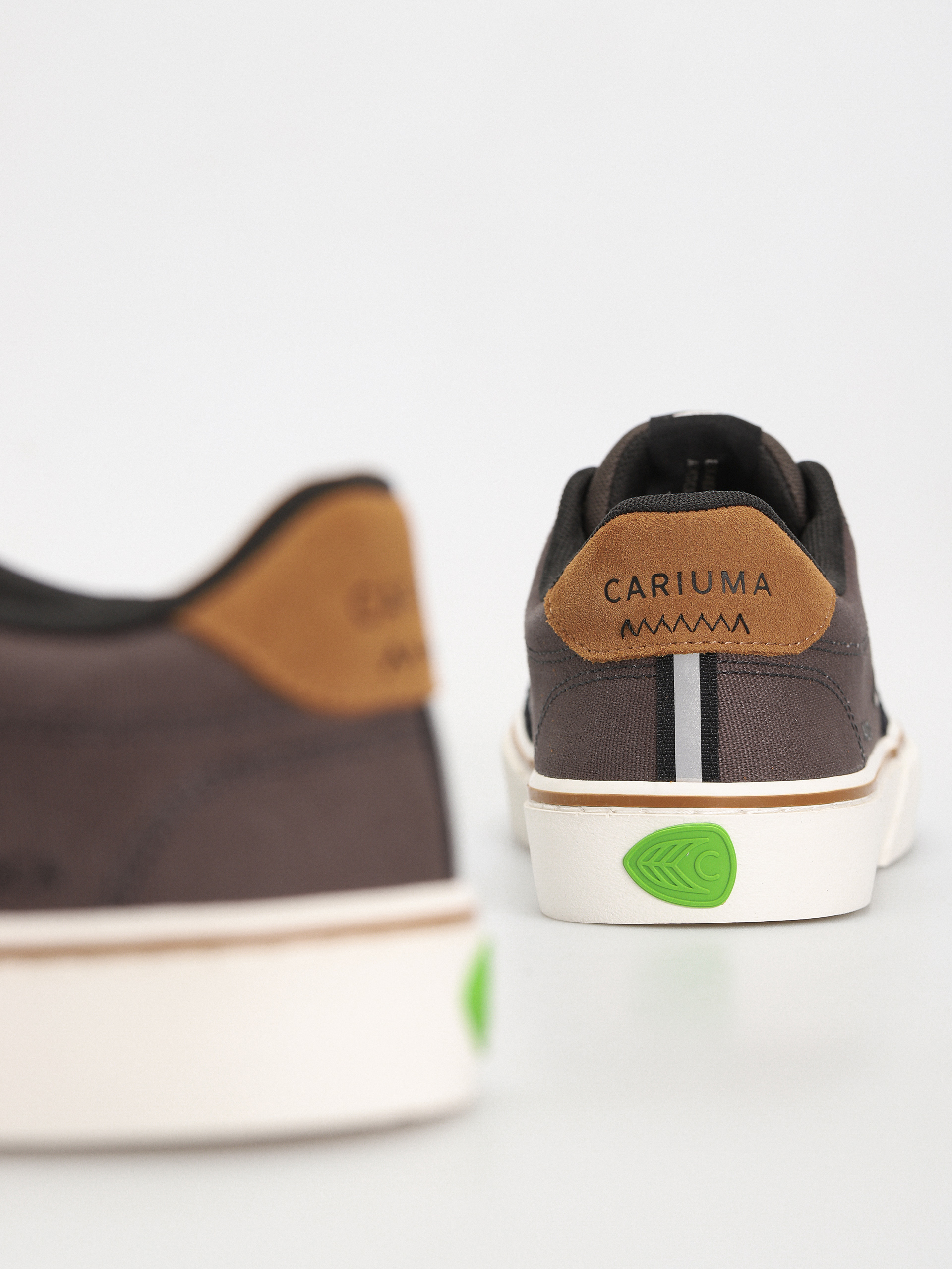 Buty Cariuma Naioca Pro (jet black/dark grey)