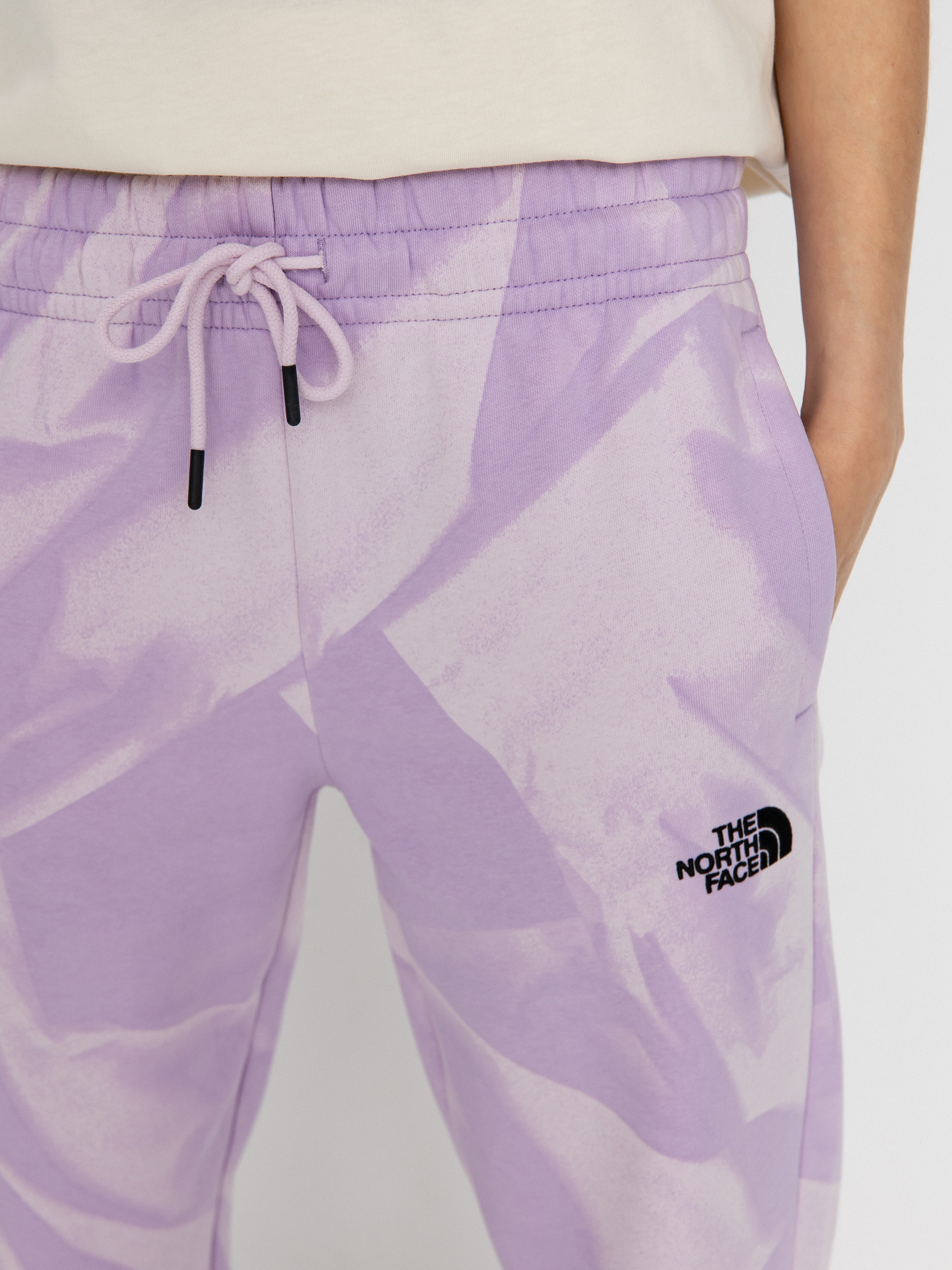 Spodnie The North Face Essential Jogger Print Wmn (icy lilac garment fold)