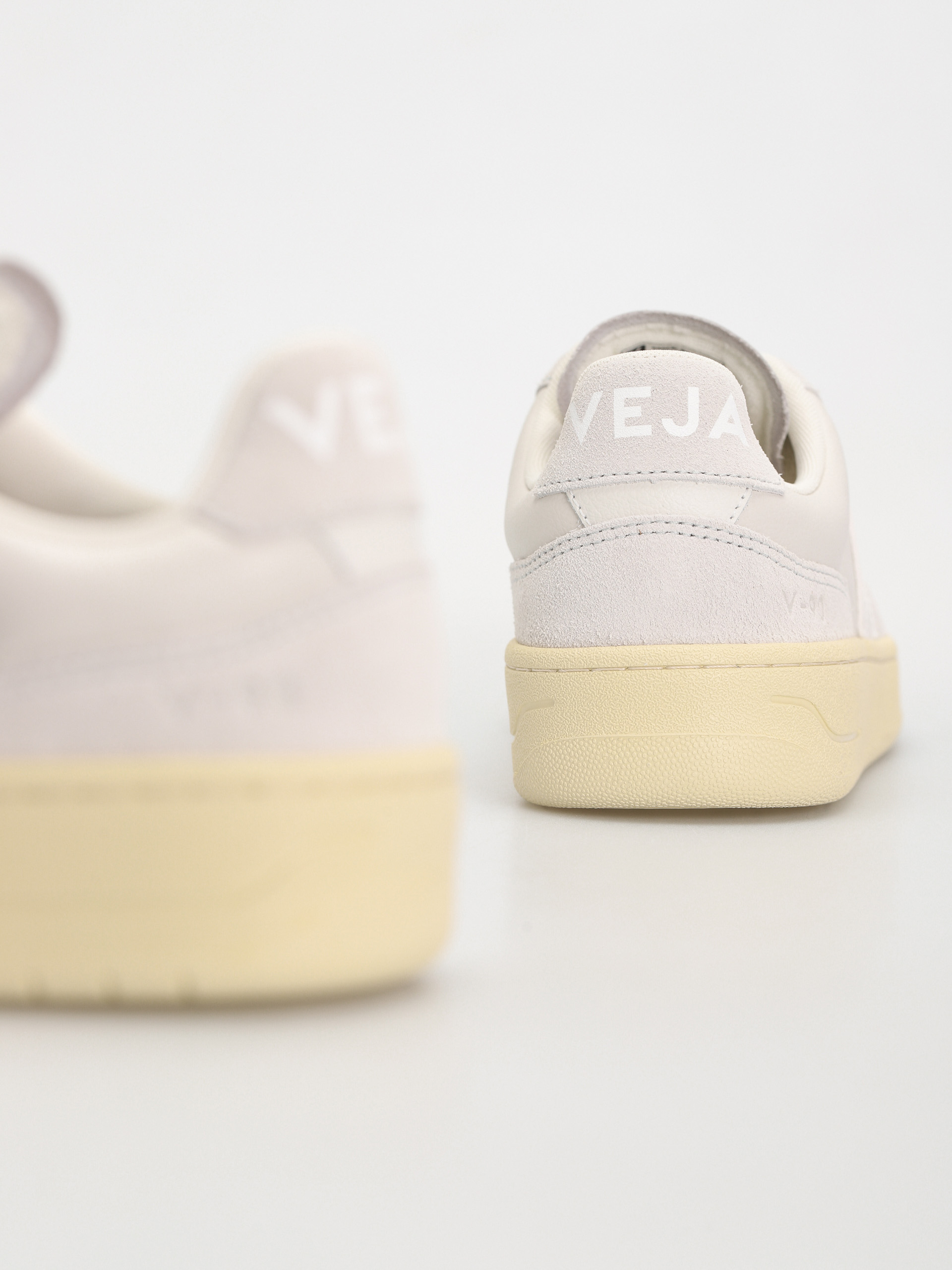 Buty Veja V-90 Wmn (gravel white)