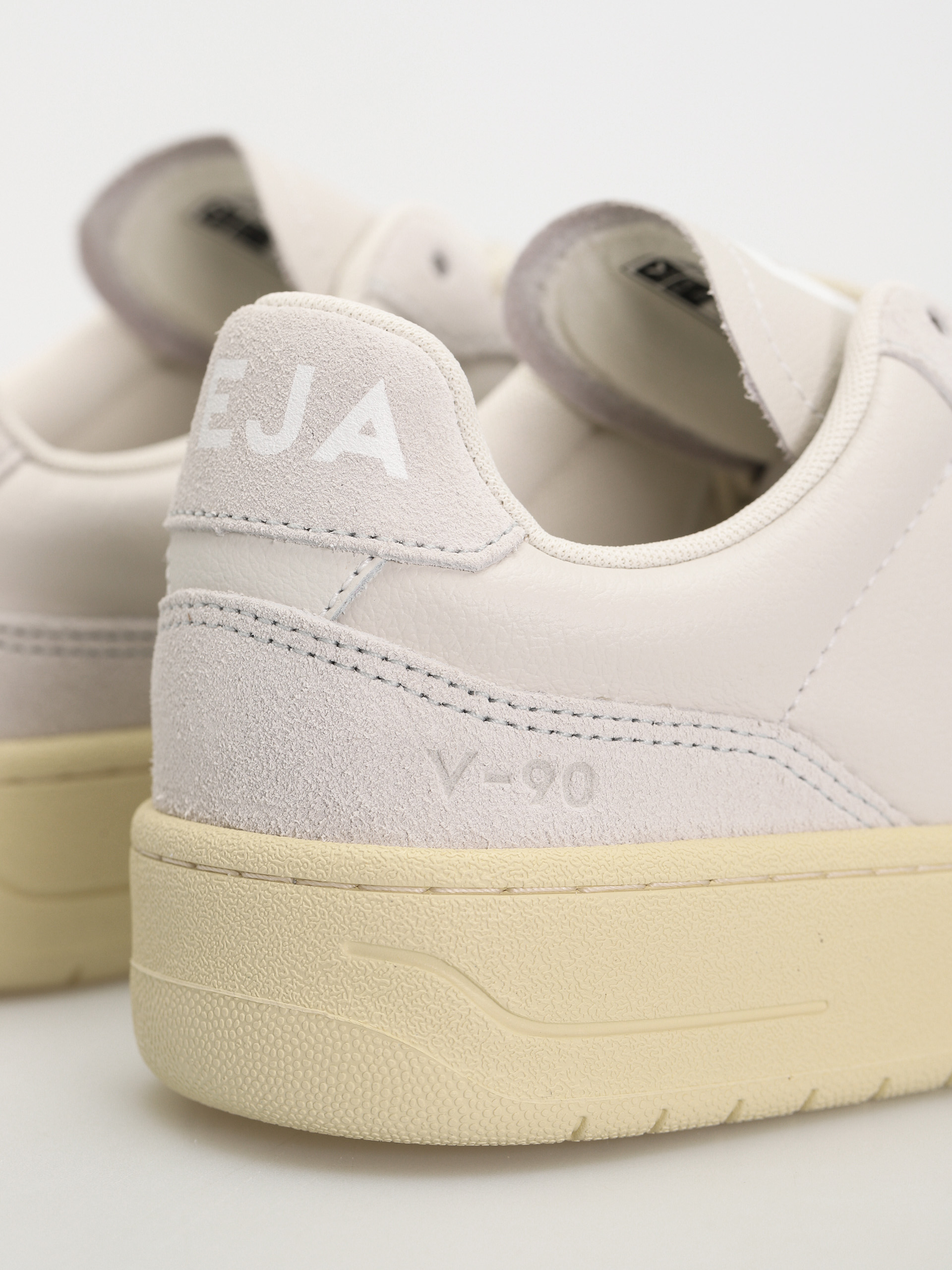 Buty Veja V-90 Wmn (gravel white)