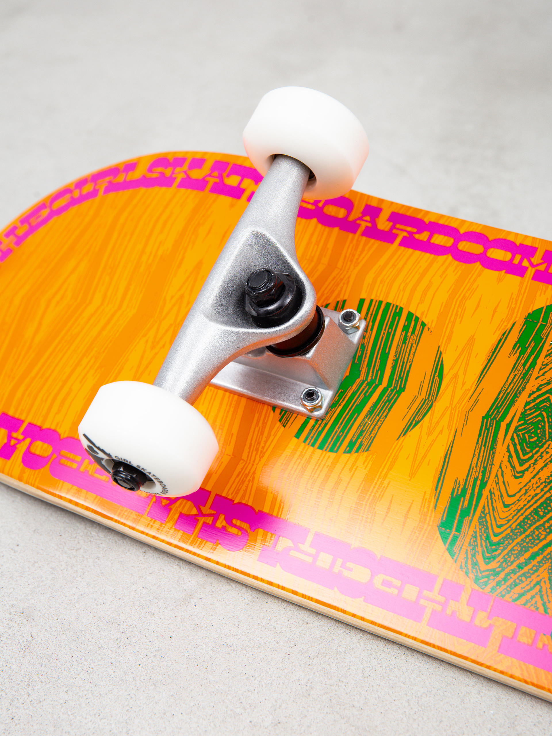 Deskorolka Girl Skateboard Gass Vibrations (orange)