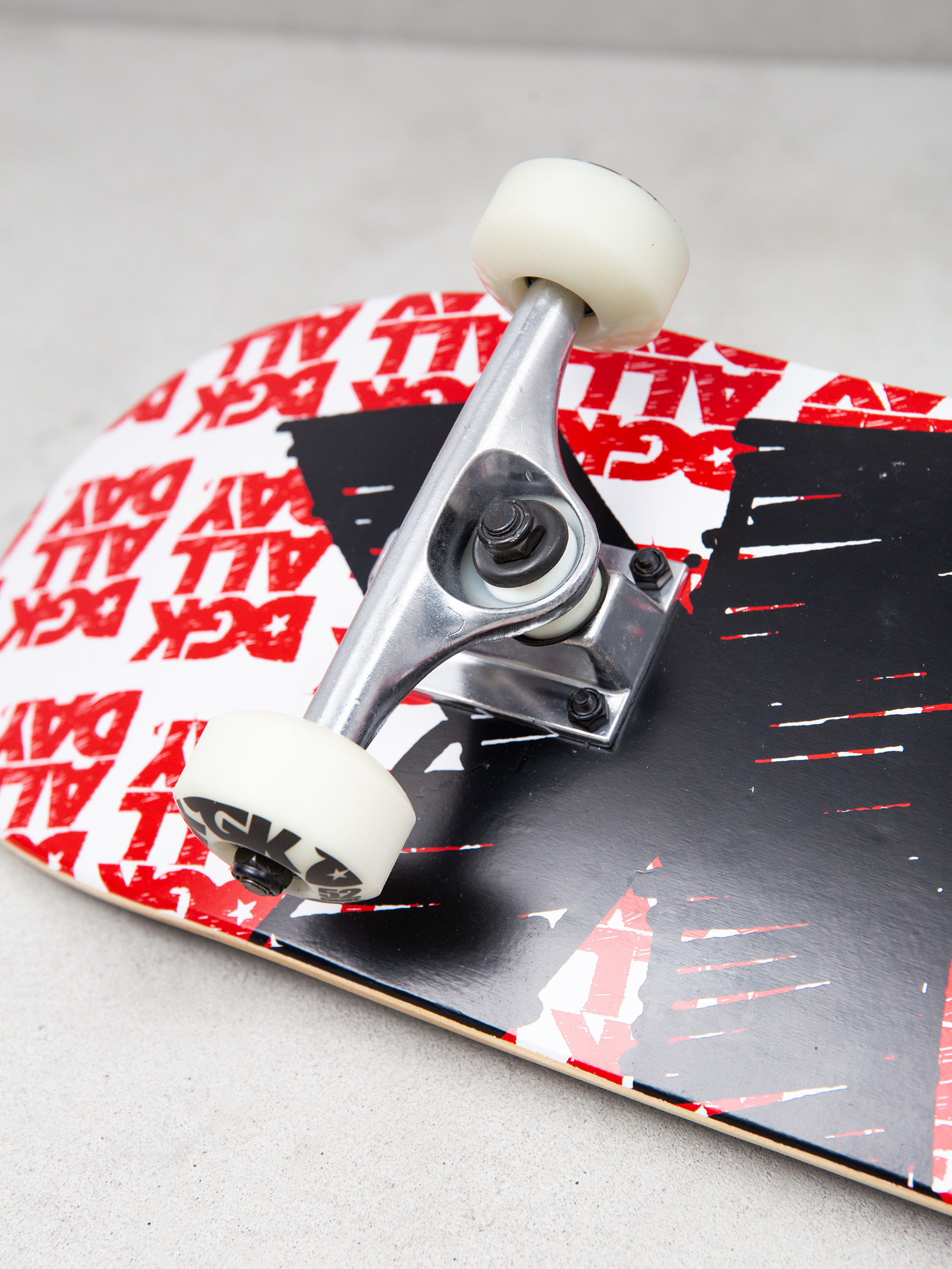 Deskorolka DGK Scribble (white/black/red)