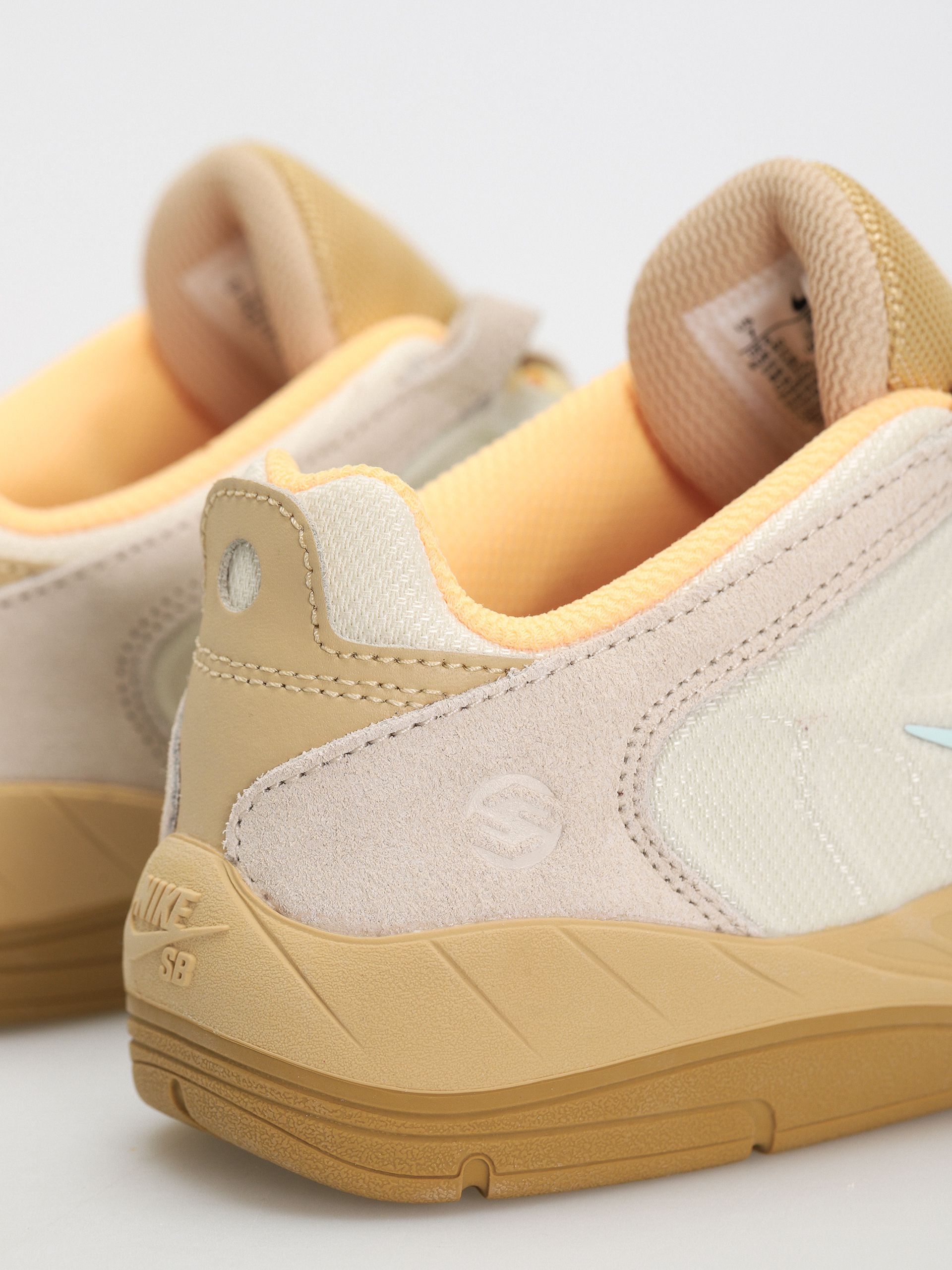 Buty Nike SB Vertebrae Te (coconut milk/jade ice sesame flt gold)