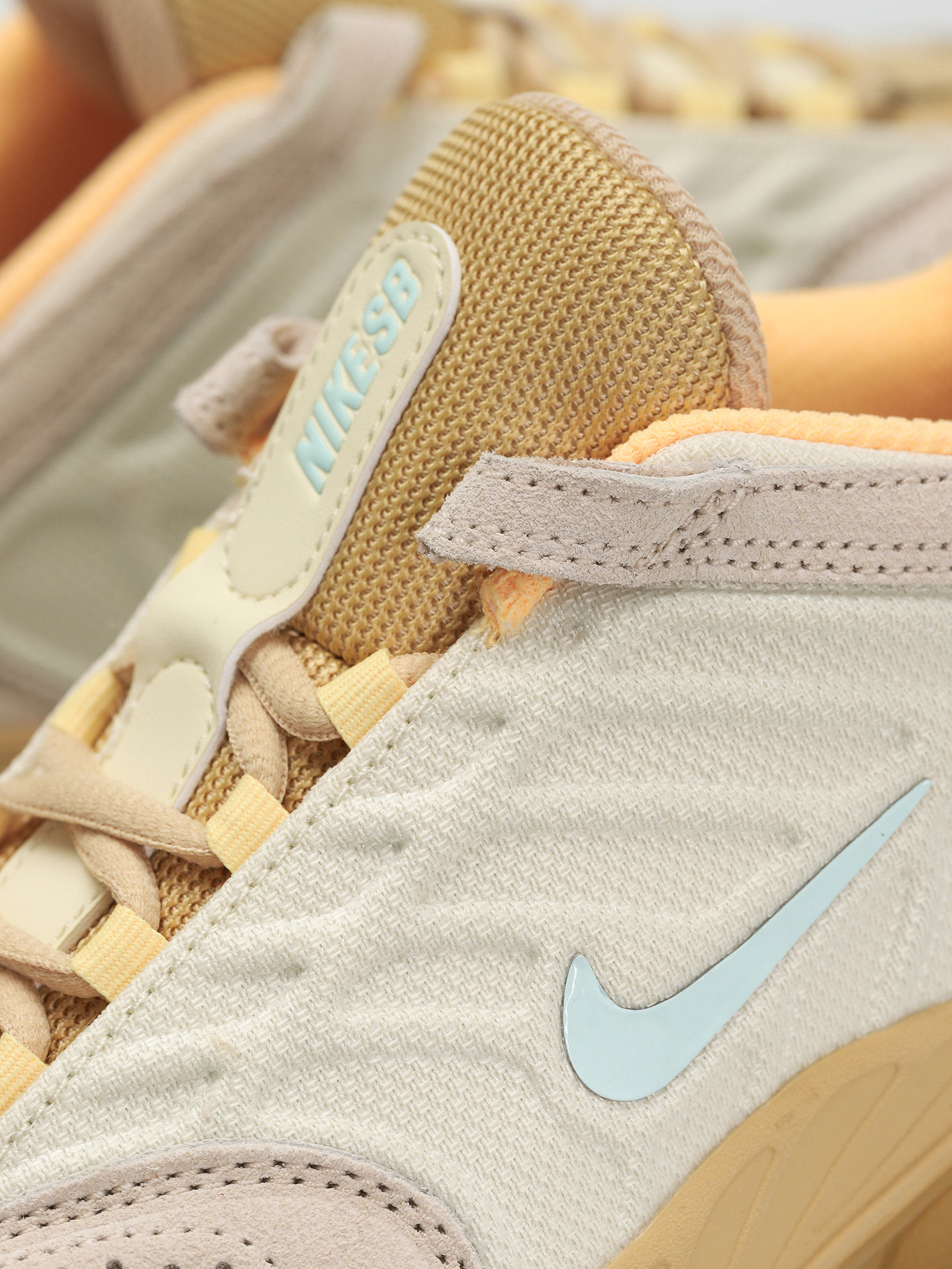 Buty Nike SB Vertebrae Te (coconut milk/jade ice sesame flt gold)
