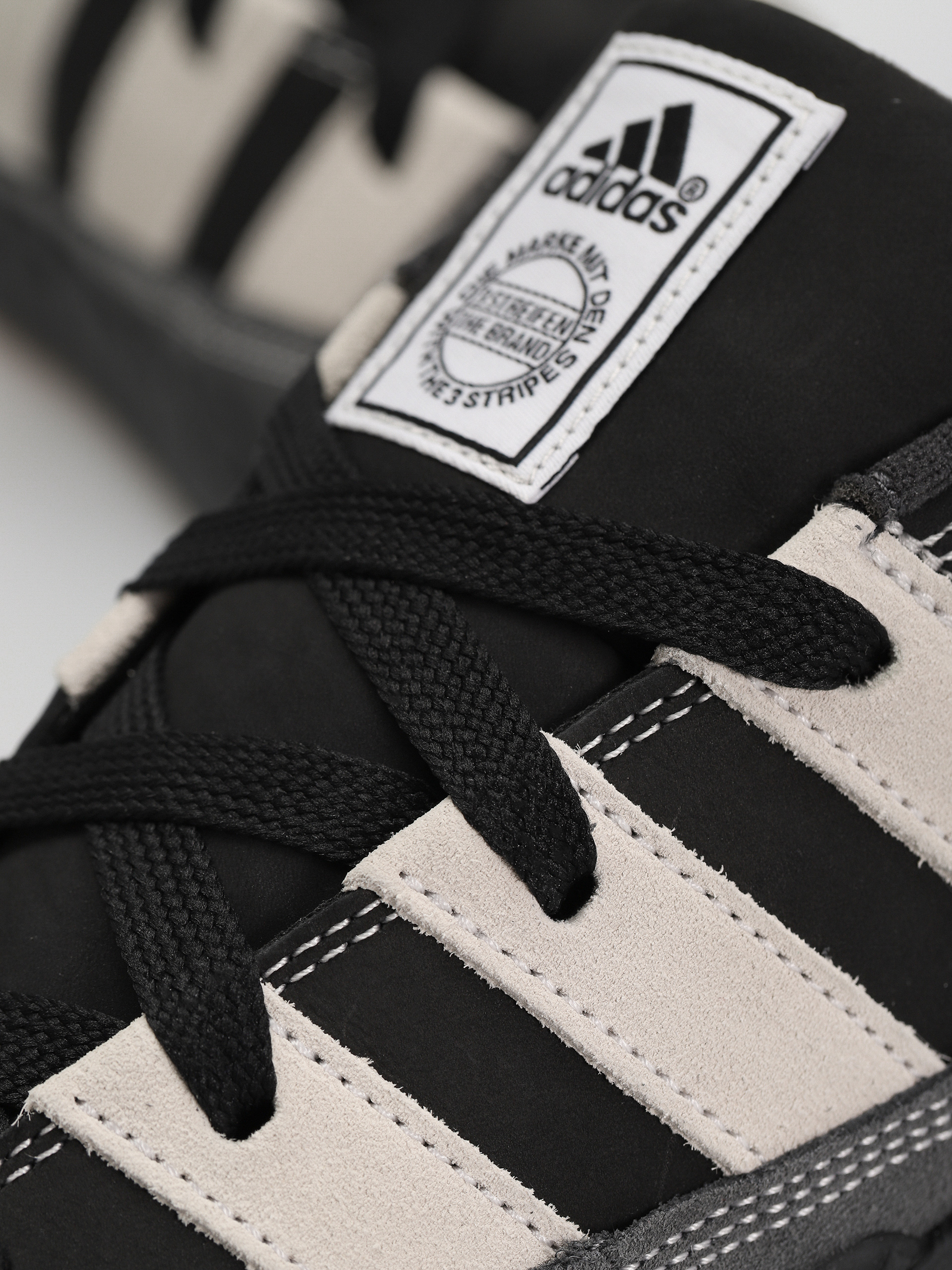 Buty adidas Adimatic (cblack/ftwwht/carbon)