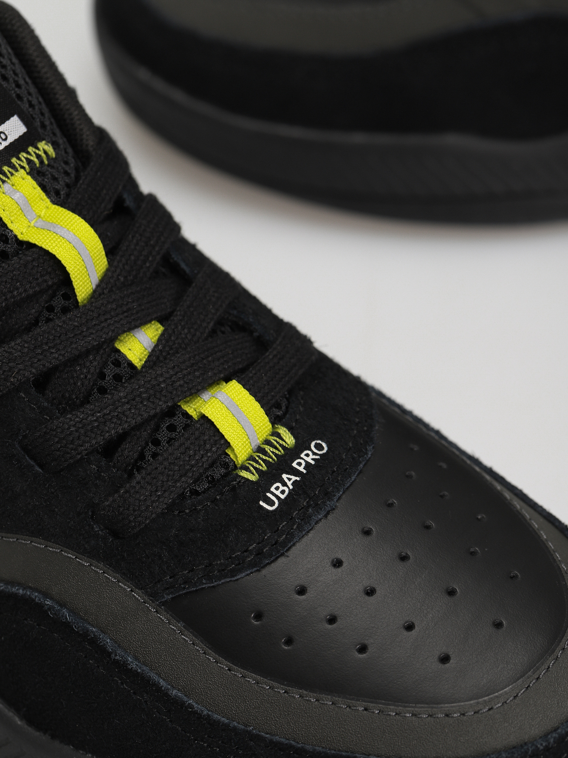 Buty Cariuma UBA PRO (all black/green & off white)