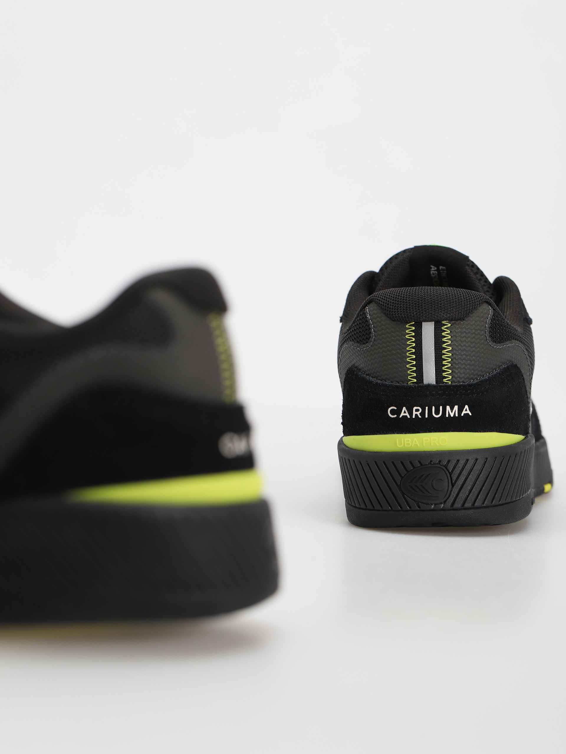 Buty Cariuma UBA PRO (all black/green & off white)