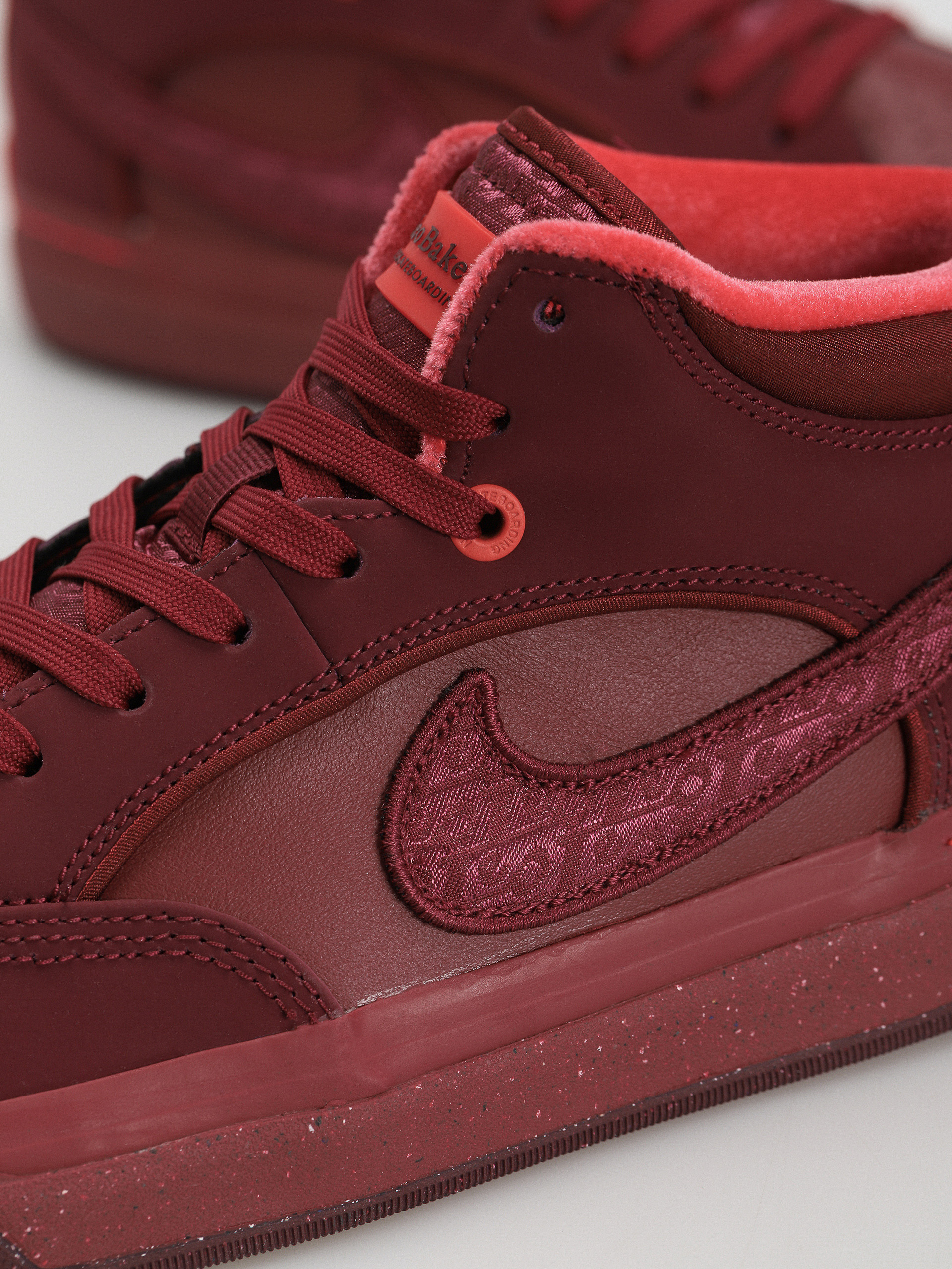 Buty Nike SB React Leo Prm (dark beetroot/dark beetroot team red)