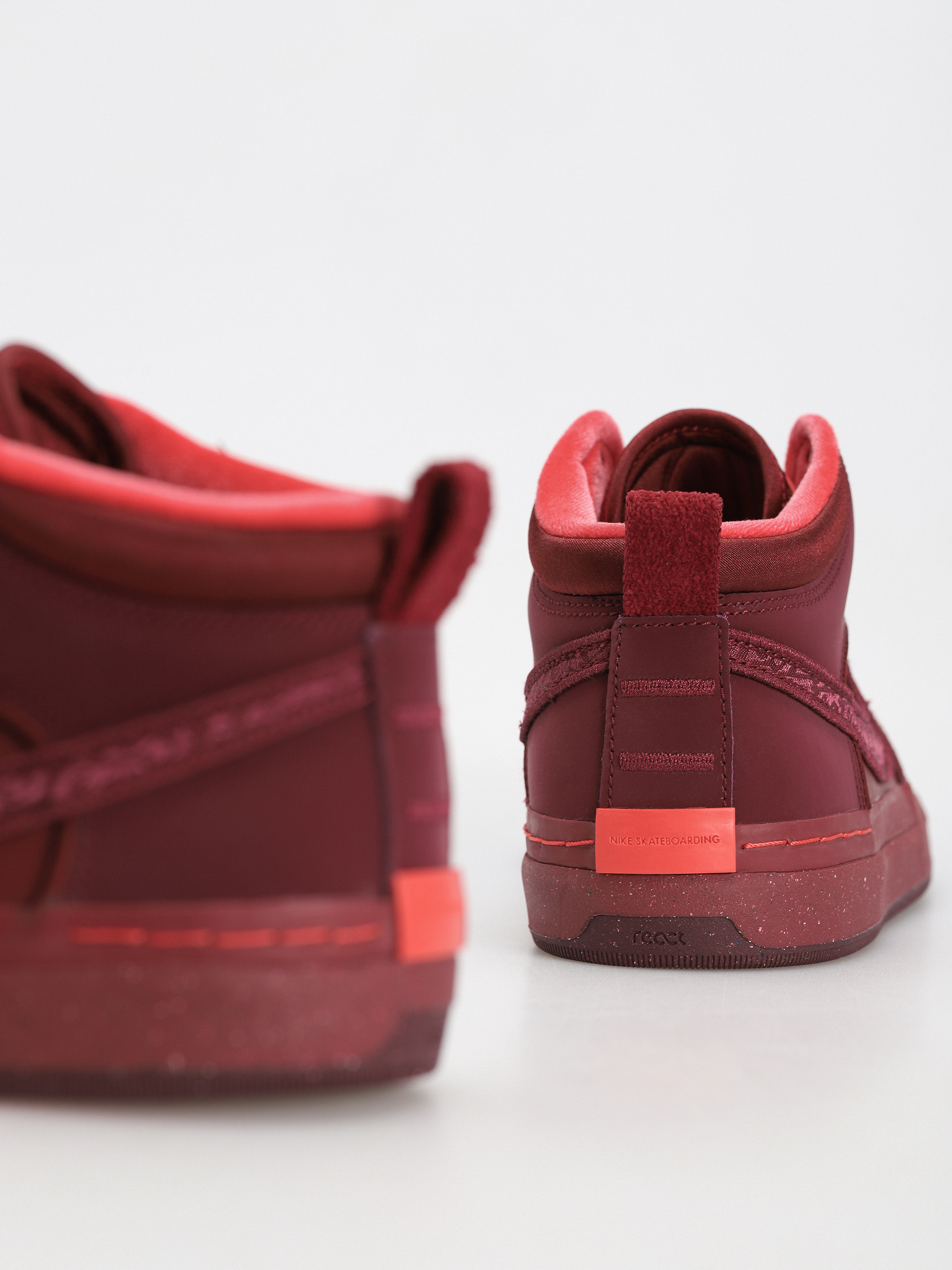 Buty Nike SB React Leo Prm (dark beetroot/dark beetroot team red)