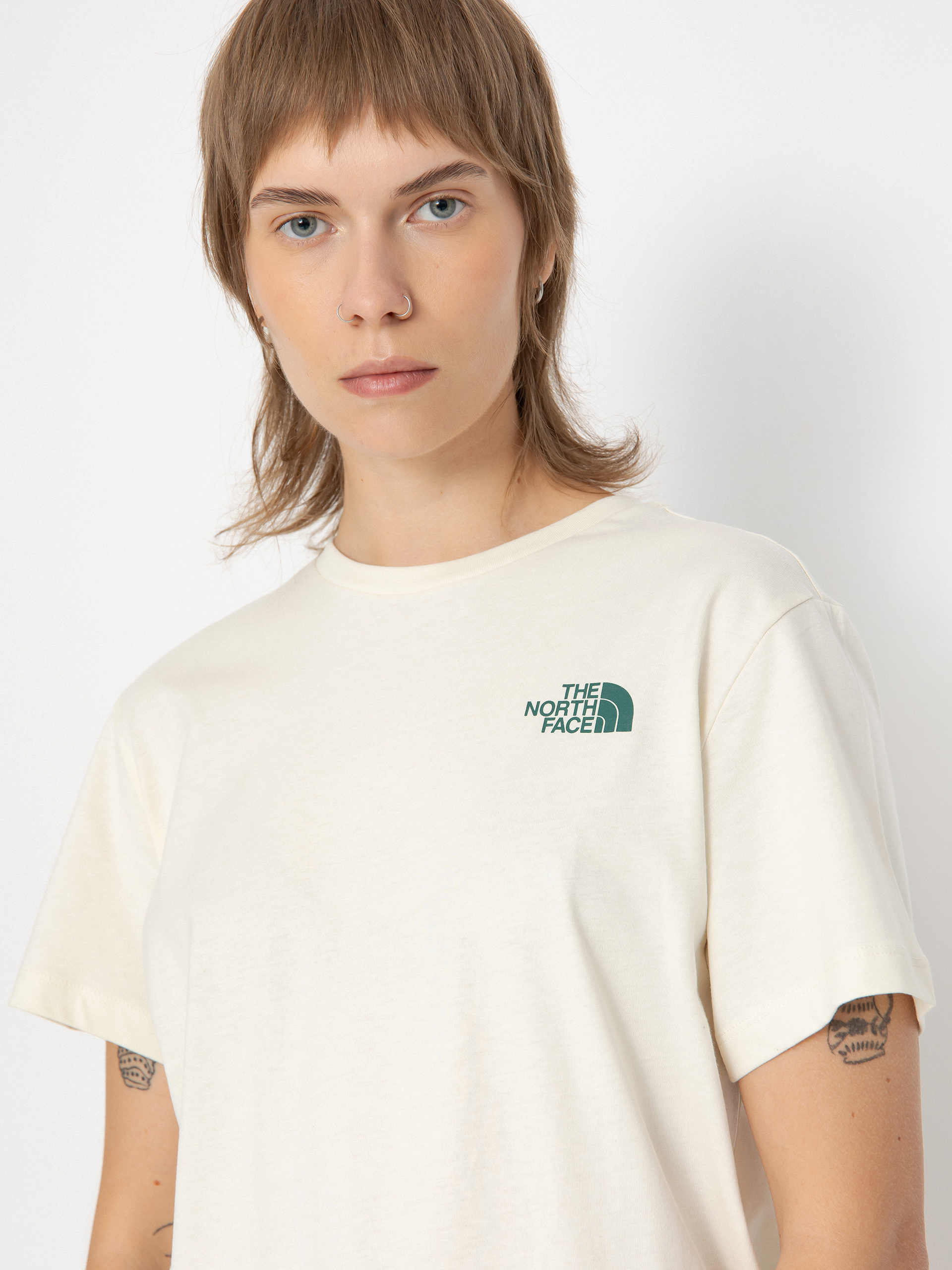 T-shirt The North Face Relaxed Redbox Wmn (white dune/evergreen)